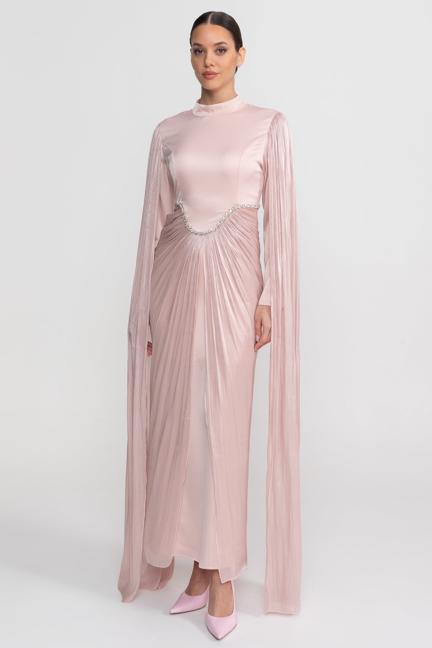 Maxikleid mit langen Ärmeln, drapiertem Überwurf und Kristallbesatz an der Taille - Blush Pink