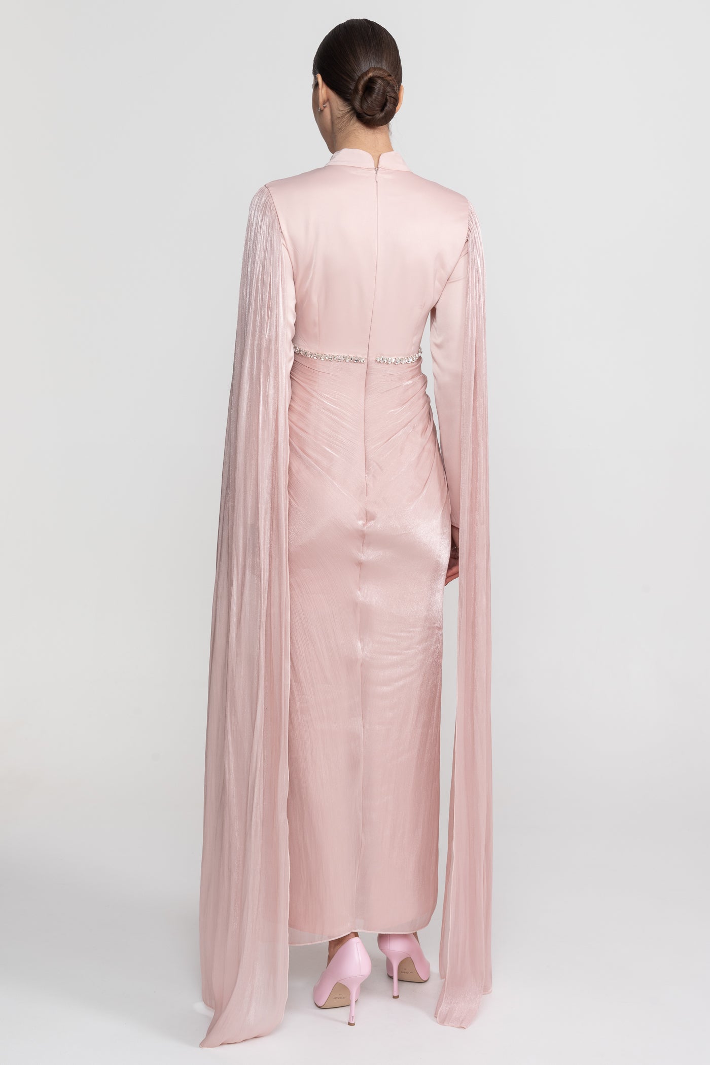 Maxikleid mit langen Ärmeln, drapiertem Überwurf und Kristallbesatz an der Taille - Blush Pink