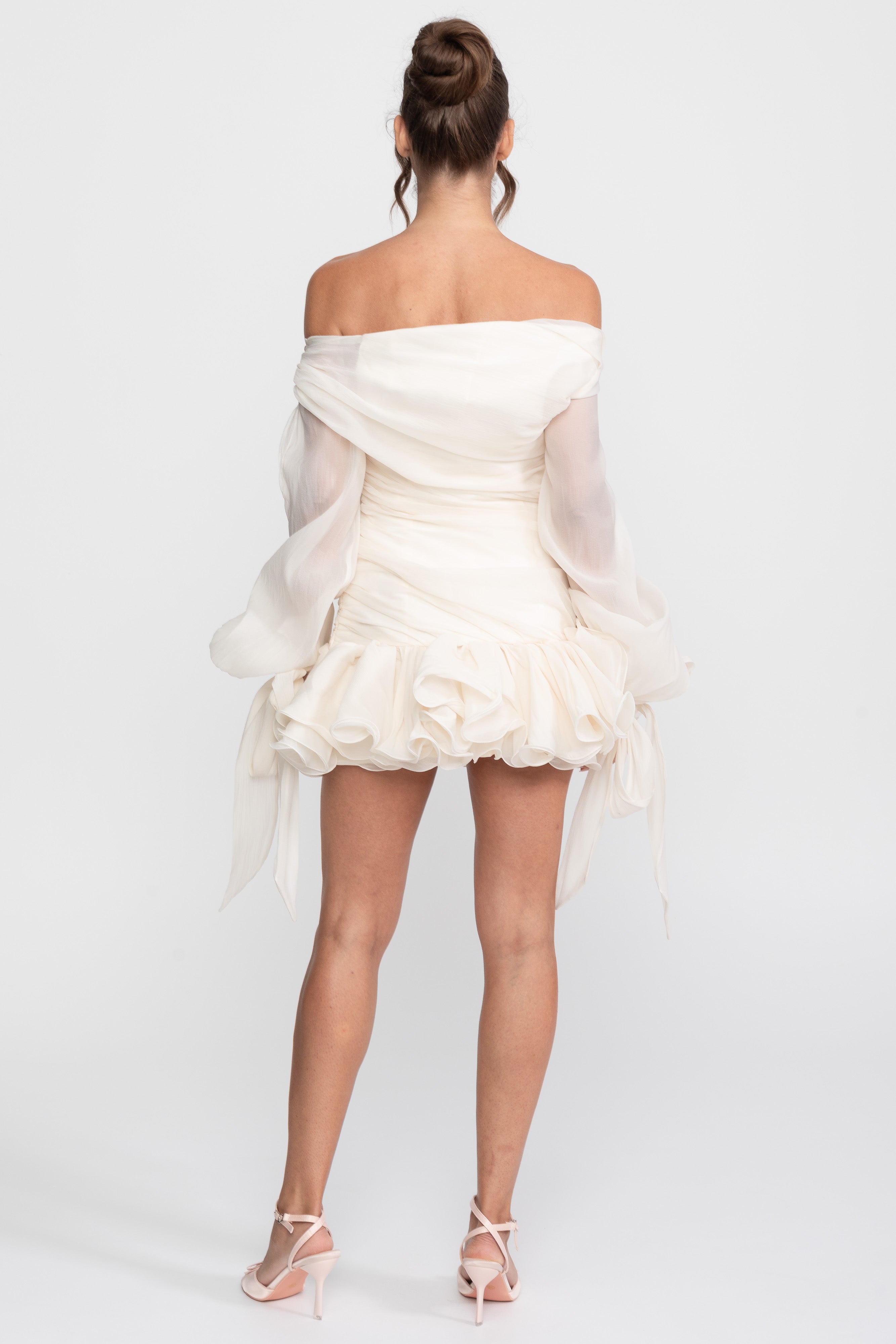 Minikleid mit Carmen-Ausschnitt, Schleifen-Volants und goldener Schnalle - Ivoire