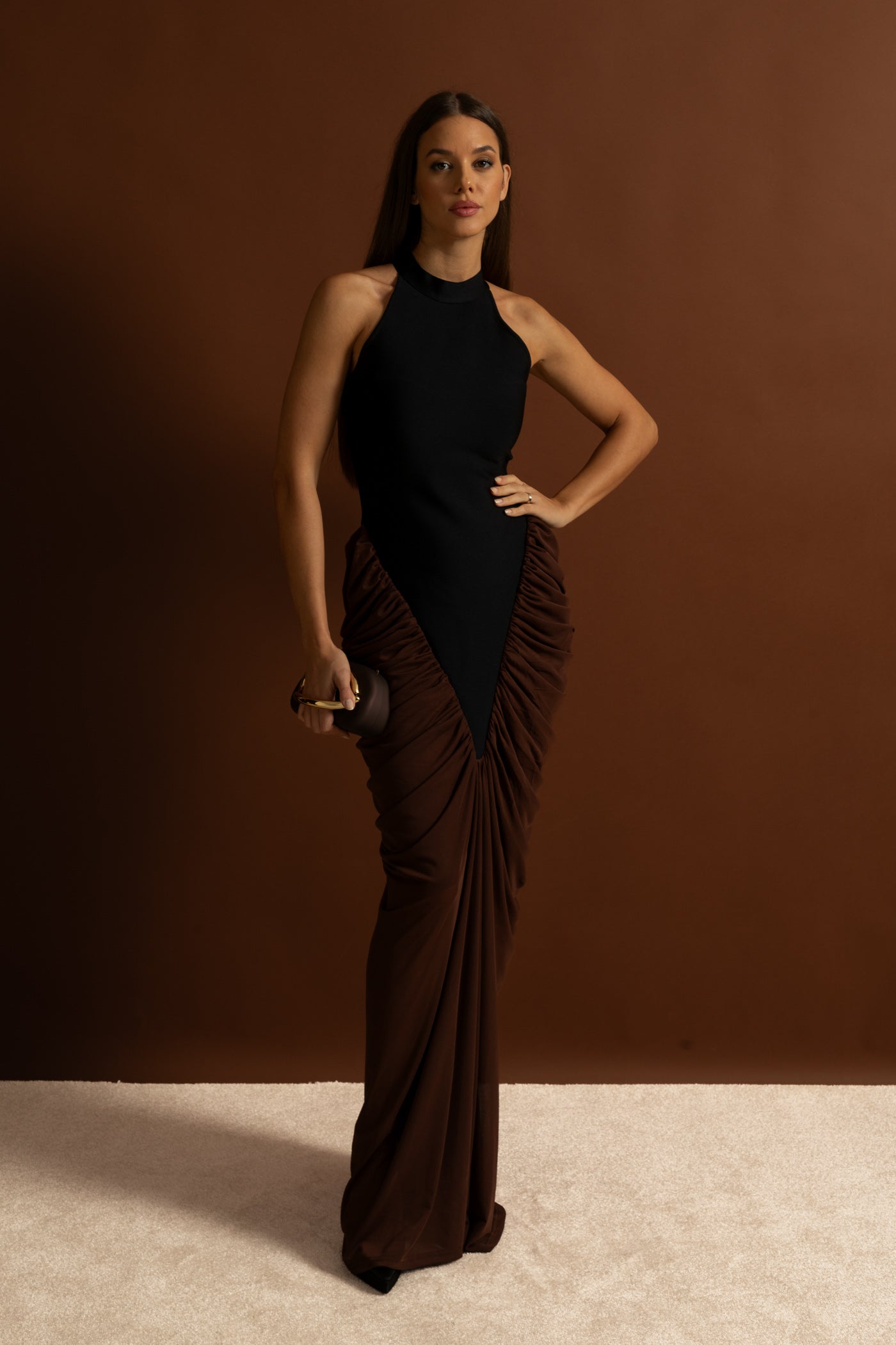 Halter-Maxi-Kleid mit kontrastierenden gerafften Einsätzen – Schwarz/Braun