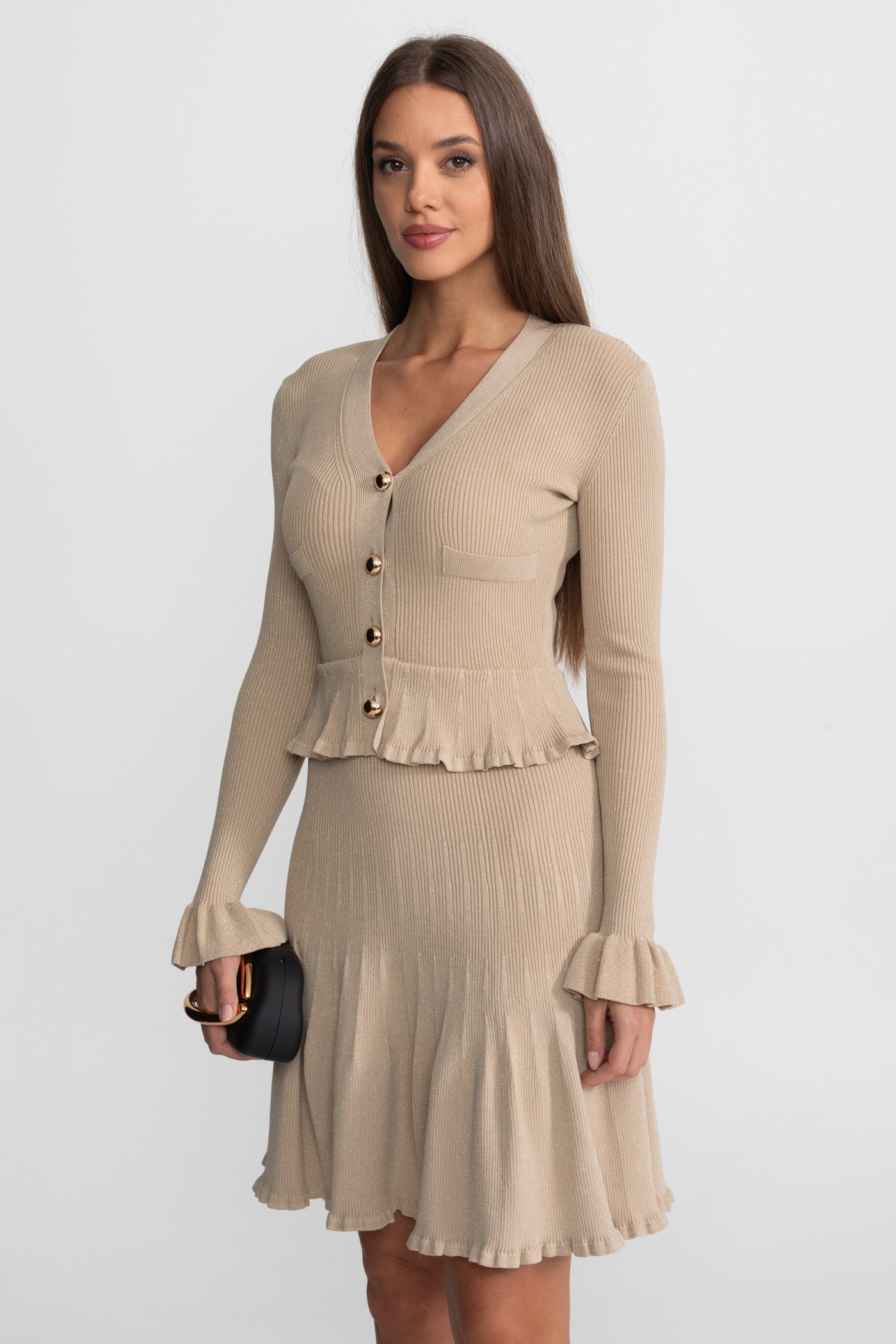 Geripptes Strickkleid mit Peplum-Taillierung und ausgestelltem Saum – Beige