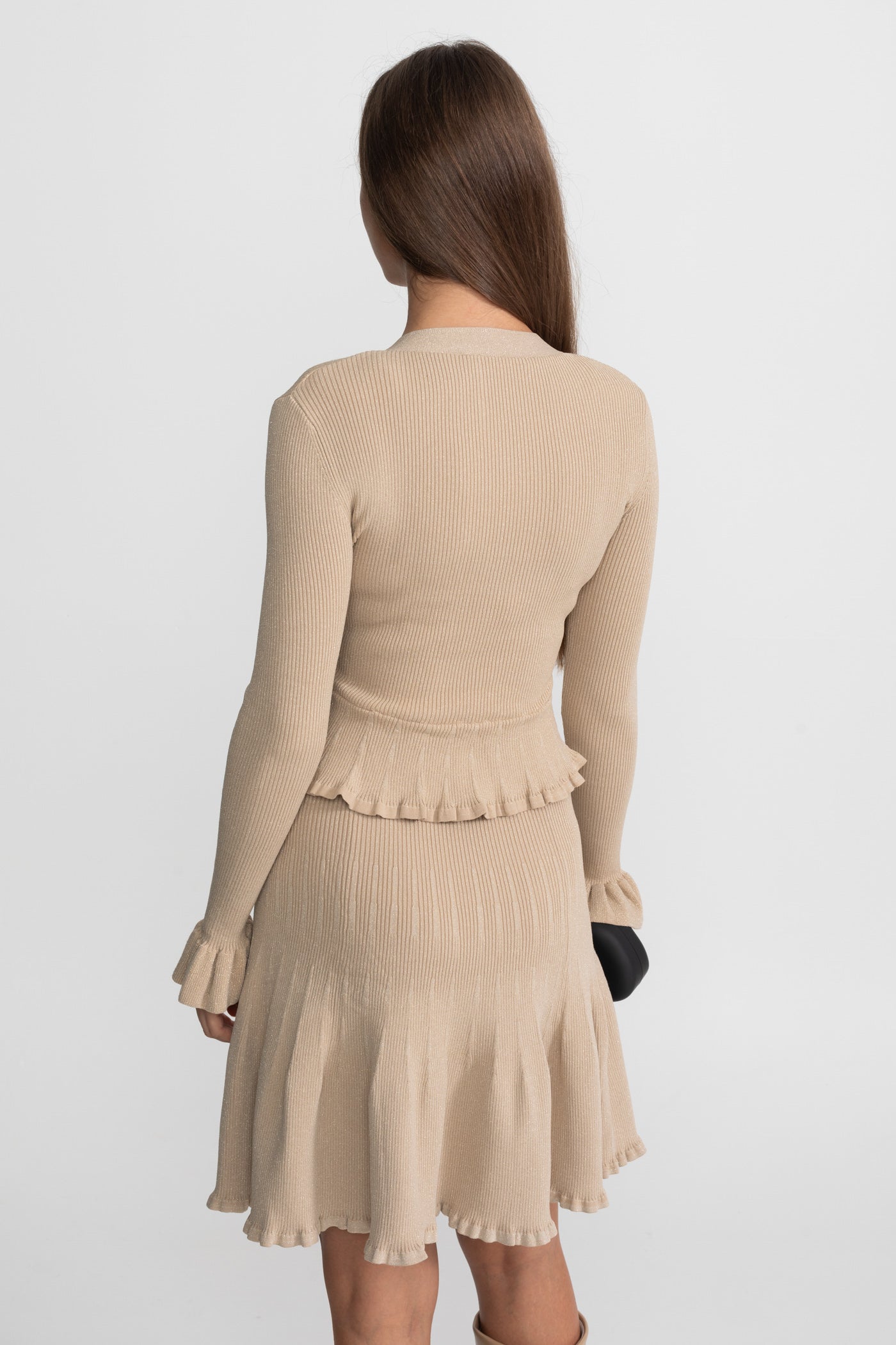 Geripptes Strickkleid mit Peplum-Taillierung und ausgestelltem Saum – Beige
