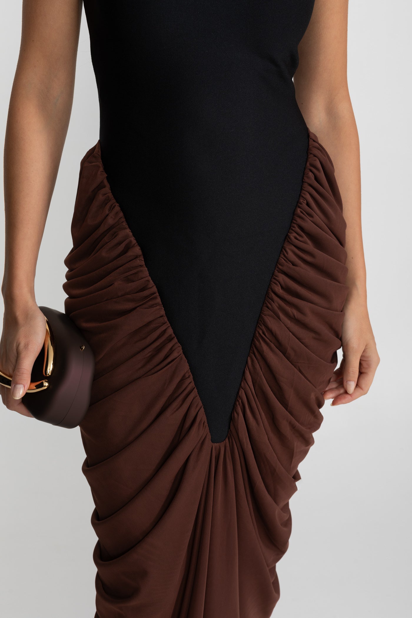 Halter-Maxi-Kleid mit kontrastierenden gerafften Einsätzen – Schwarz/Braun