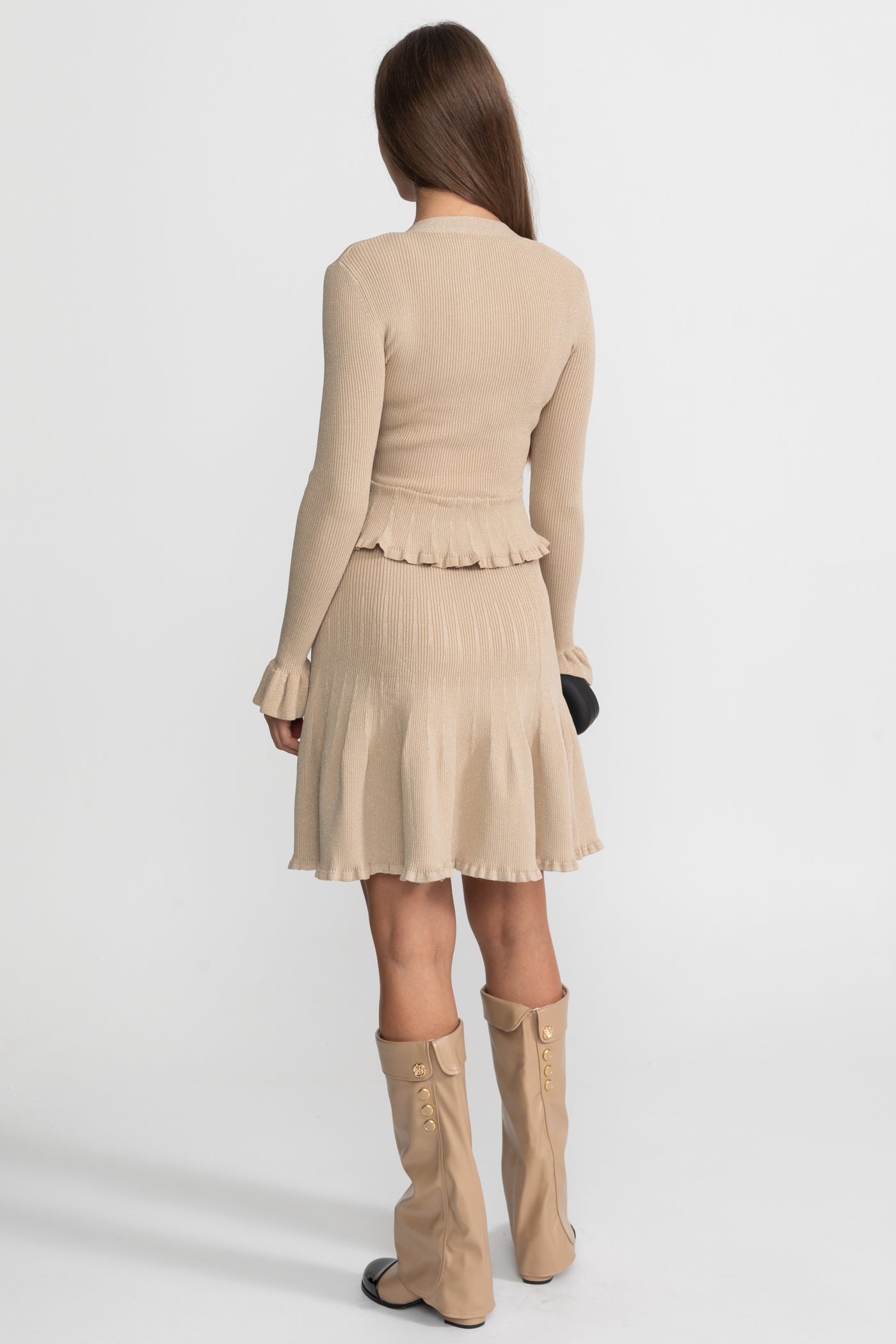 Geripptes Strickkleid mit Peplum-Taillierung und ausgestelltem Saum – Beige
