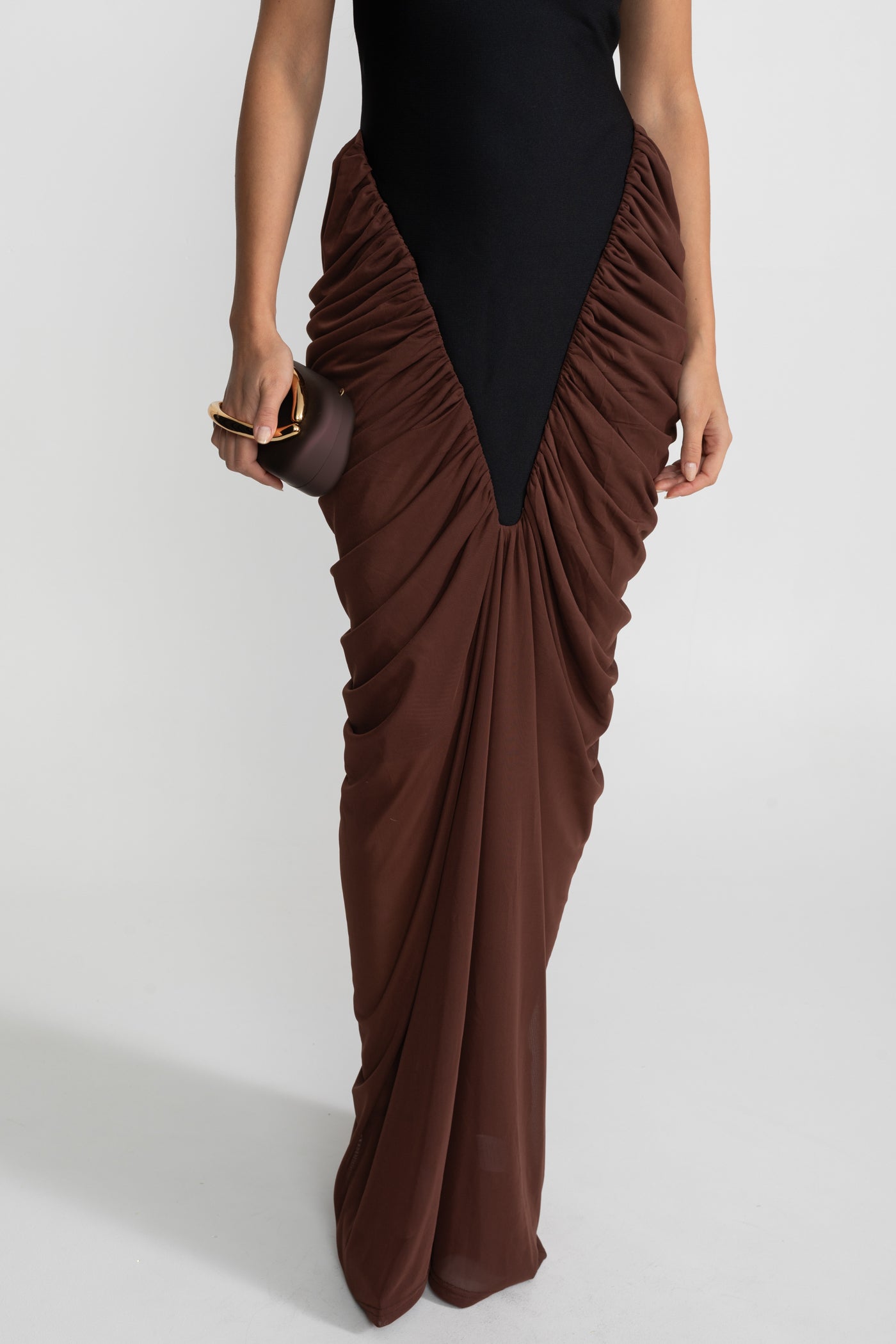 Halter-Maxi-Kleid mit kontrastierenden gerafften Einsätzen – Schwarz/Braun