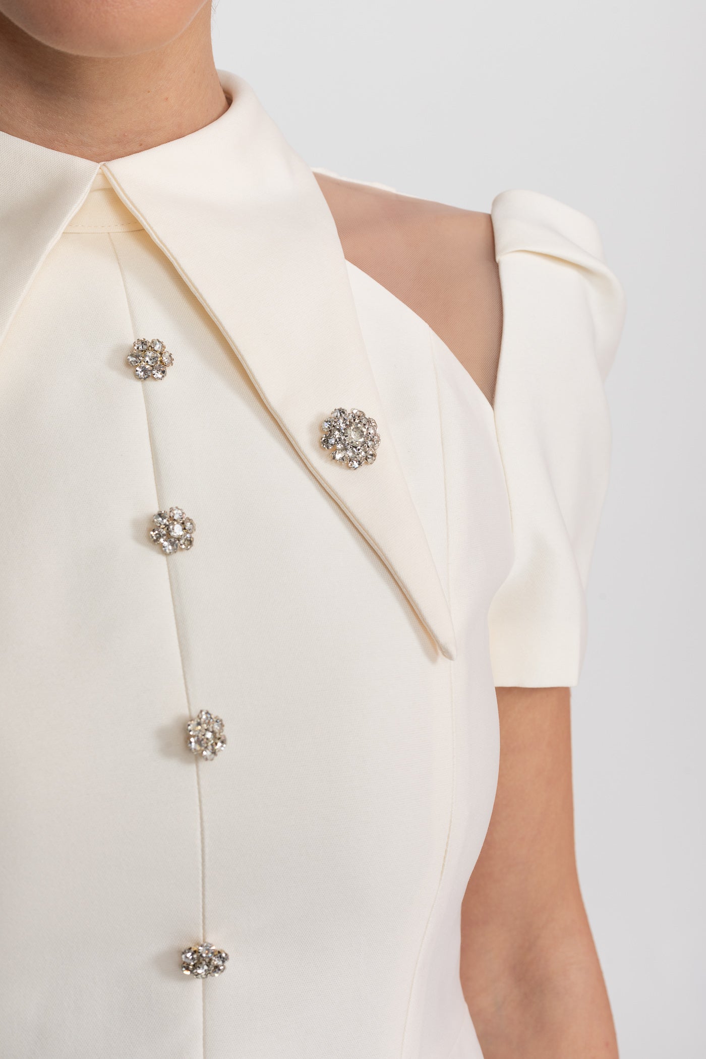 Mini-Kleid mit Puffärmeln, spitzem Kragen und Front mit Kristallknöpfen – Ivoire