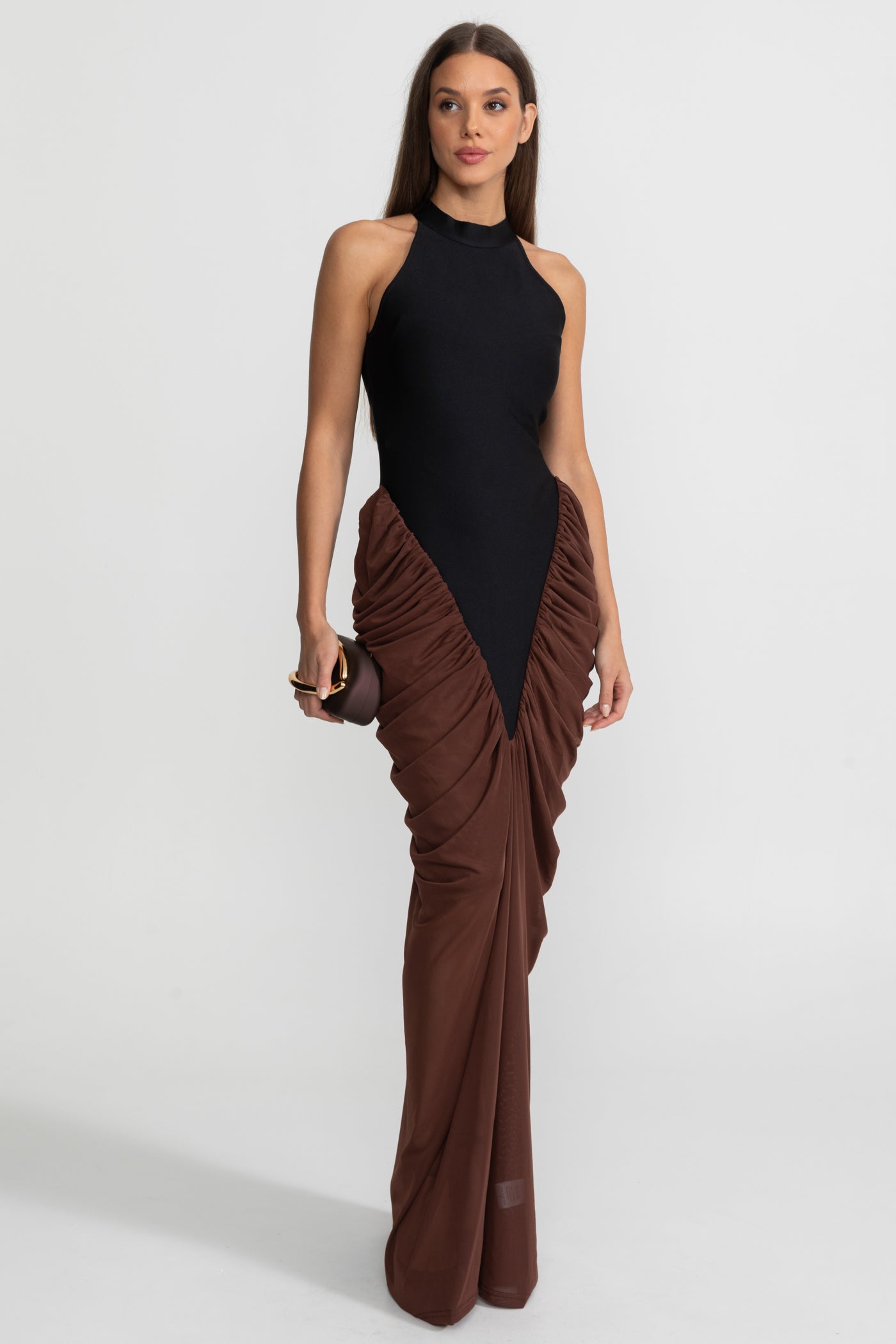 Halter-Maxi-Kleid mit kontrastierenden gerafften Einsätzen – Schwarz/Braun