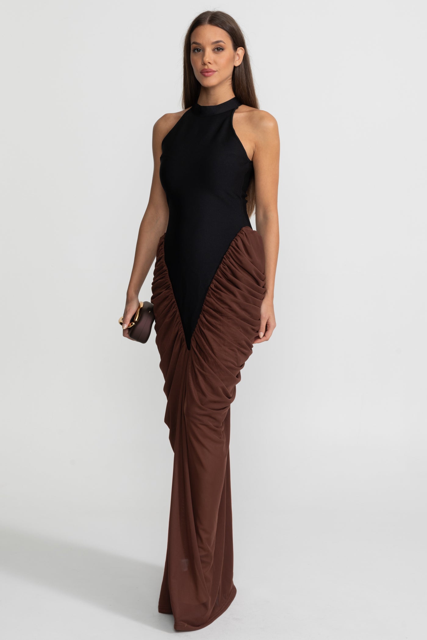Halter-Maxi-Kleid mit kontrastierenden gerafften Einsätzen – Schwarz/Braun