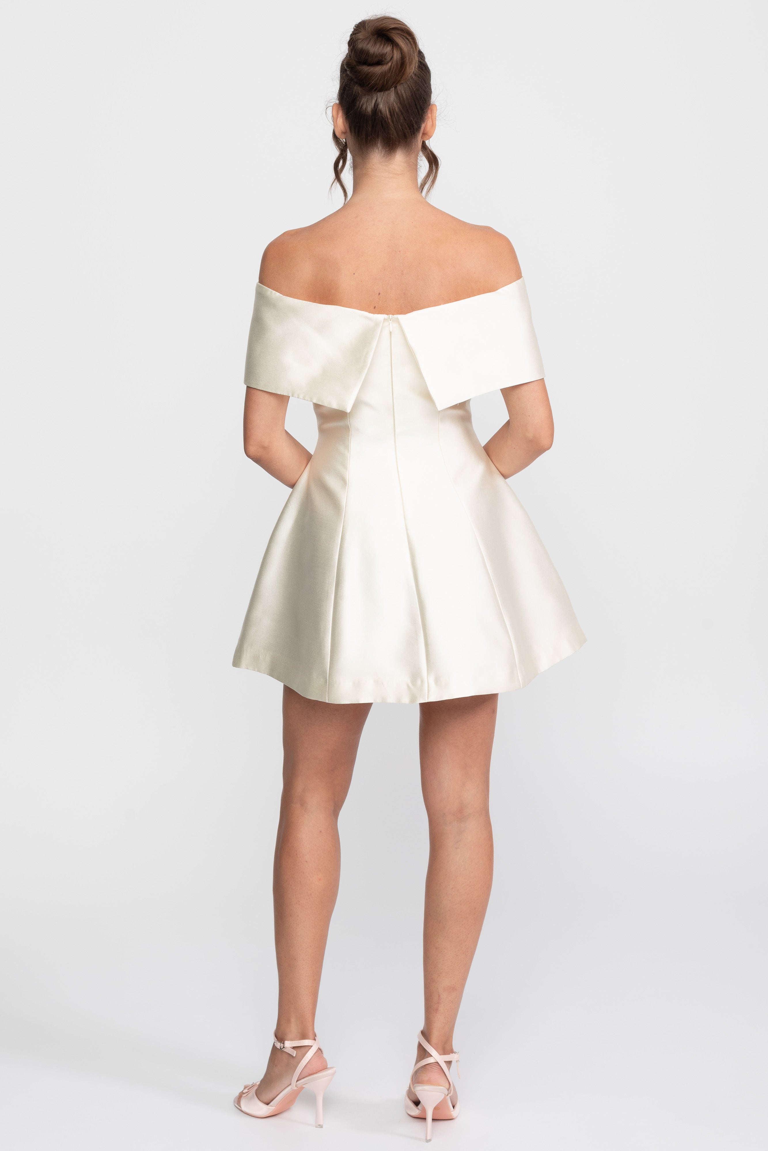 Schulterfreies Fit-and-Flare-Minikleid mit Kristallbrosche - Ivoire
