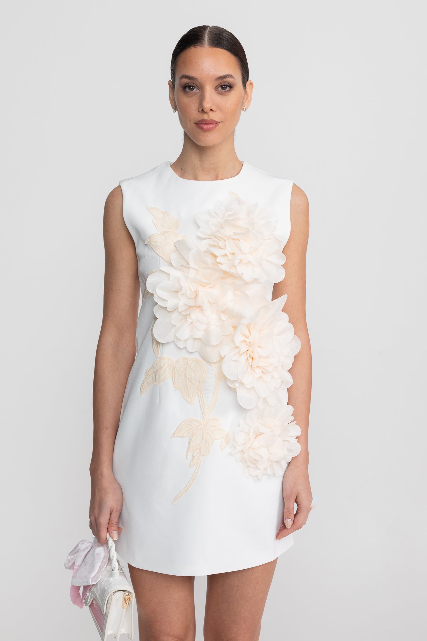 Ärmelloses Mini-Kleid mit Rundhalsausschnitt und 3D-Blumenapplikation - Weiß