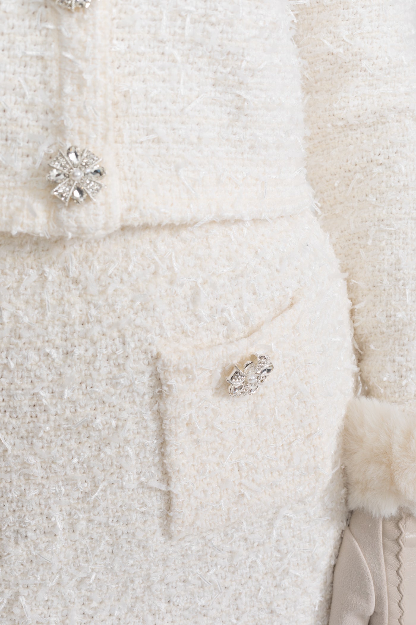 Tweed-Minirock mit Kristallknöpfen – Weiß