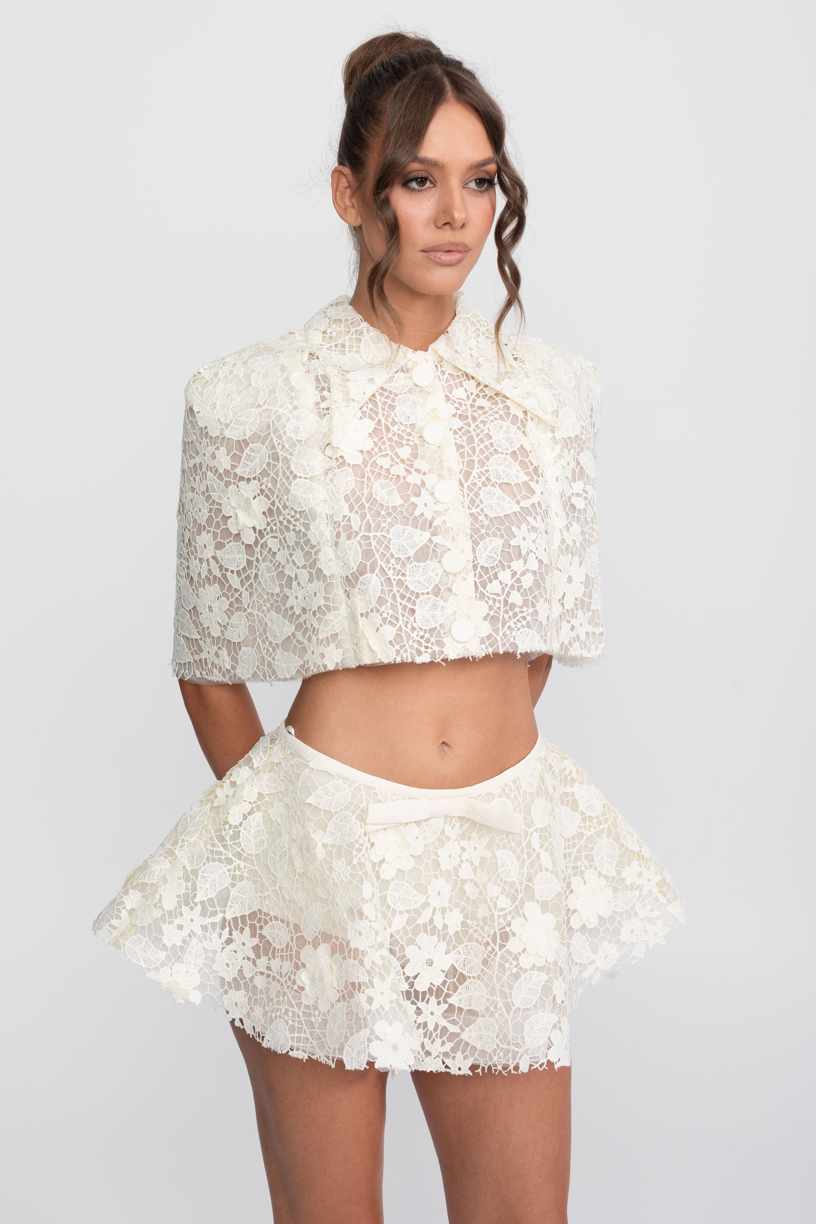 Spitzen-Co-Ord-Set mit Cape mit Knöpfen und Bow-Minirock – Weiß
