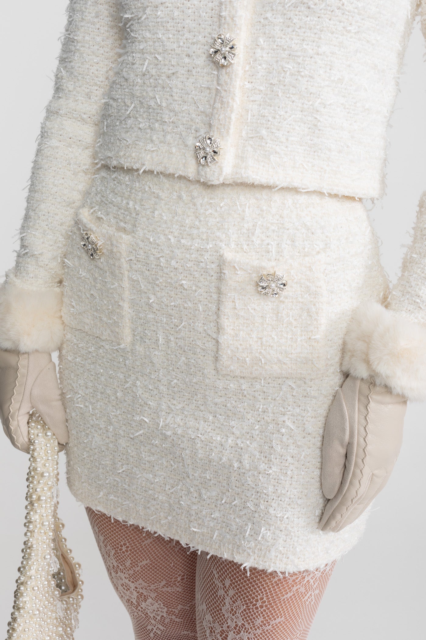 Tweed-Minirock mit Kristallknöpfen – Weiß