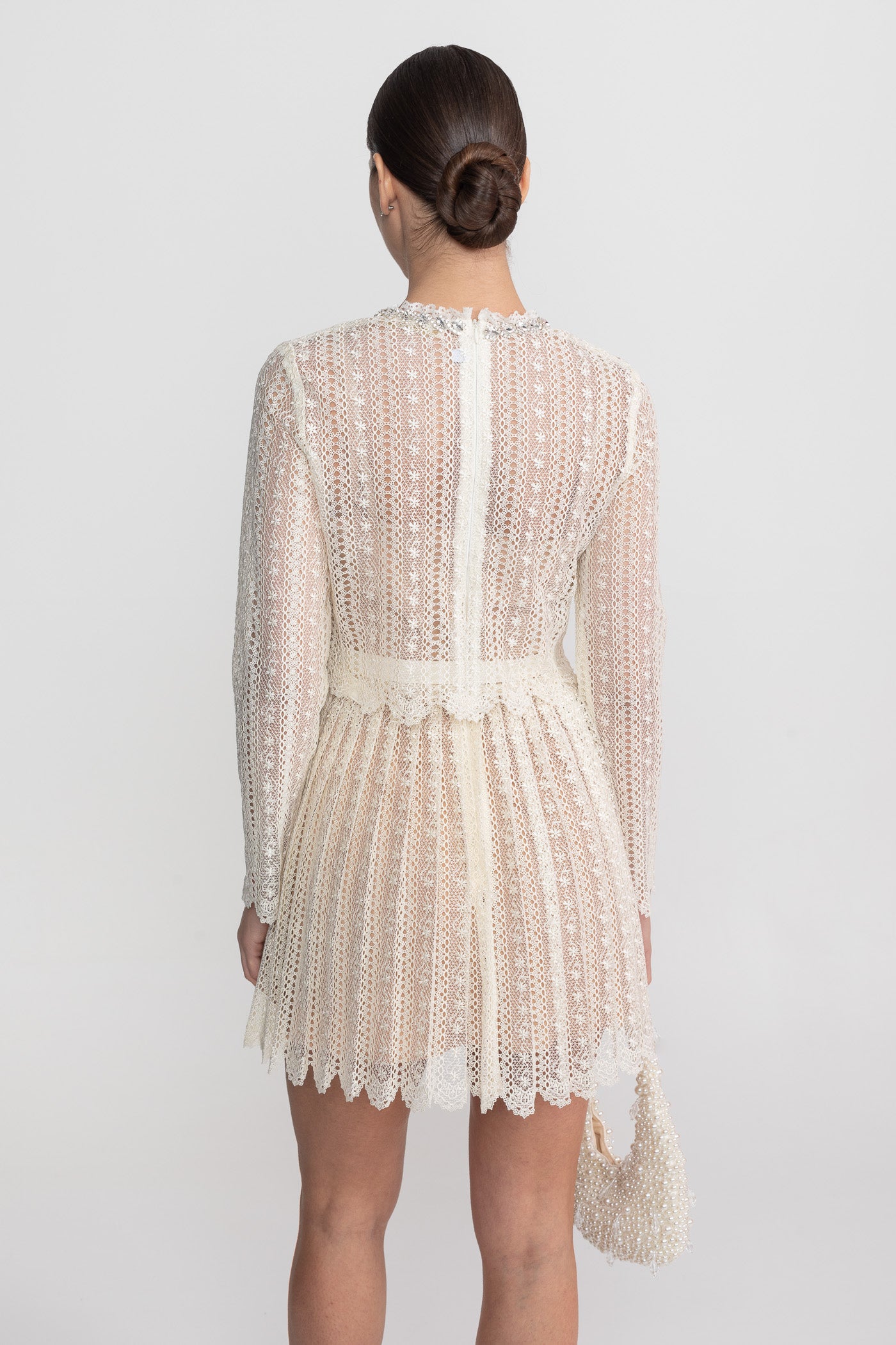 Spitzen-Minikleid mit hohem Ausschnitt und plissiertem Rock - Ivoire