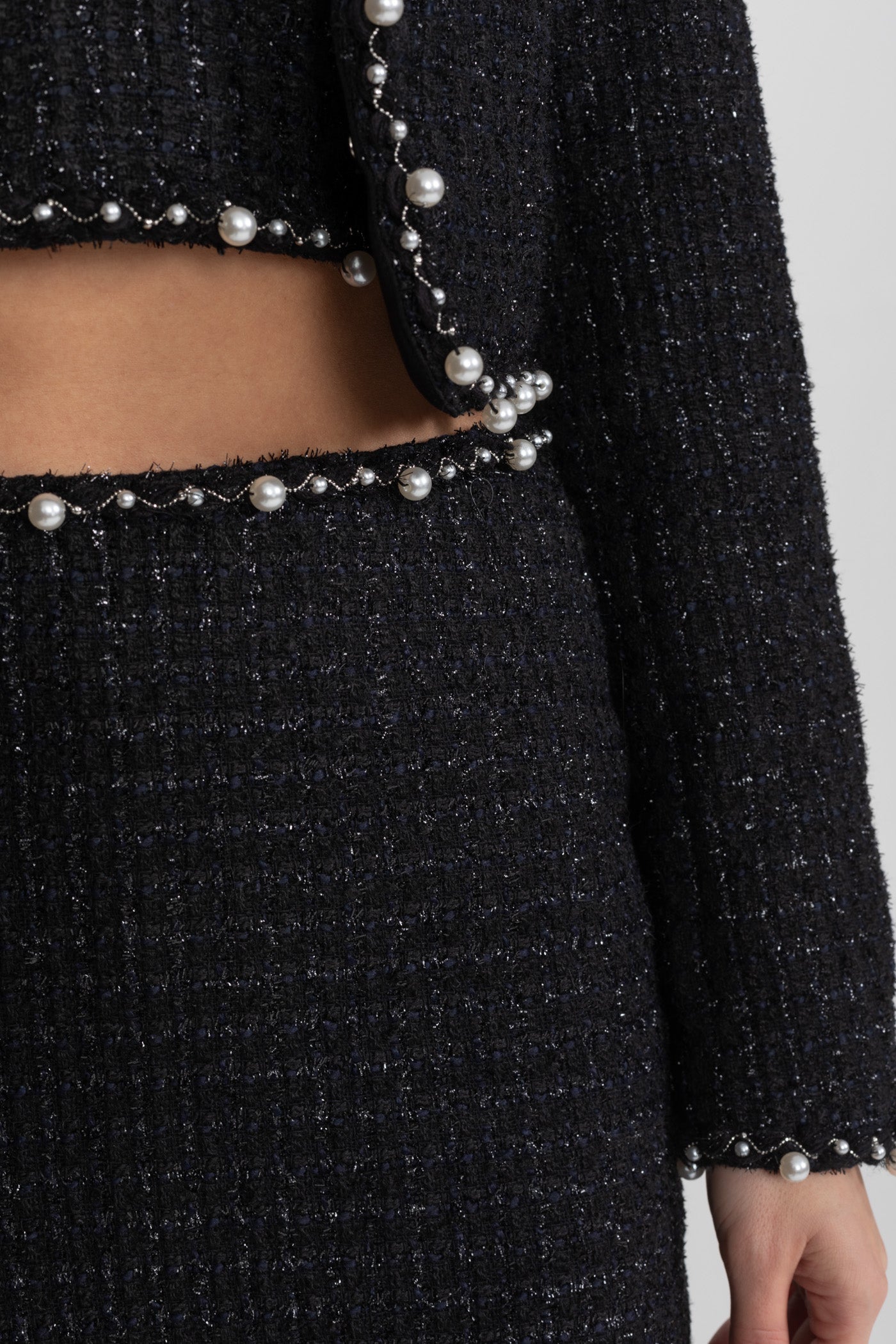 Kurz geschnittener Tweed-Blazer mit Perlenbesatz und offenem Vorderteil – Schwarz