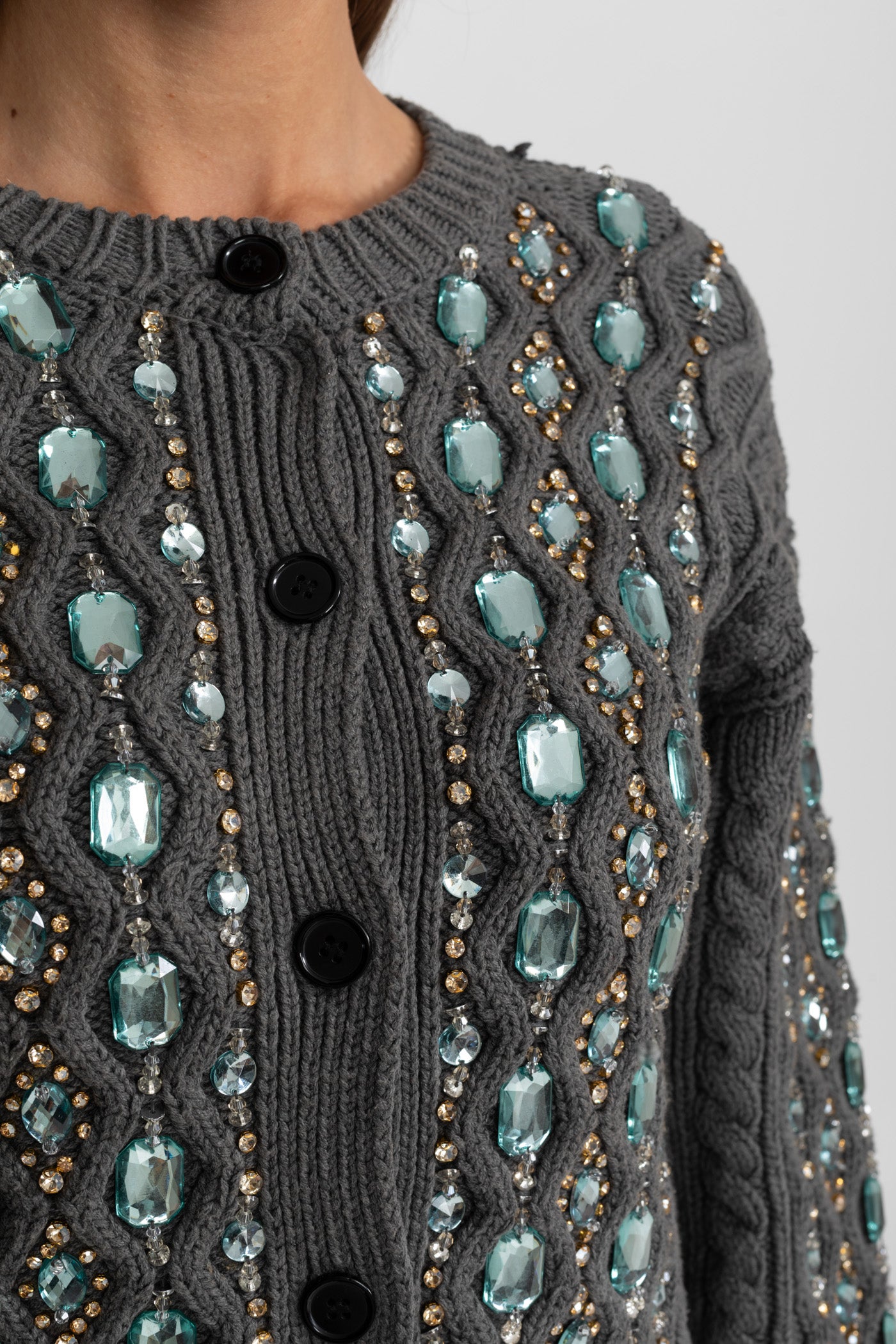 Verzierte Strickjacke mit Zopfmuster und Edelsteinverzierung – Anthrazitgrau