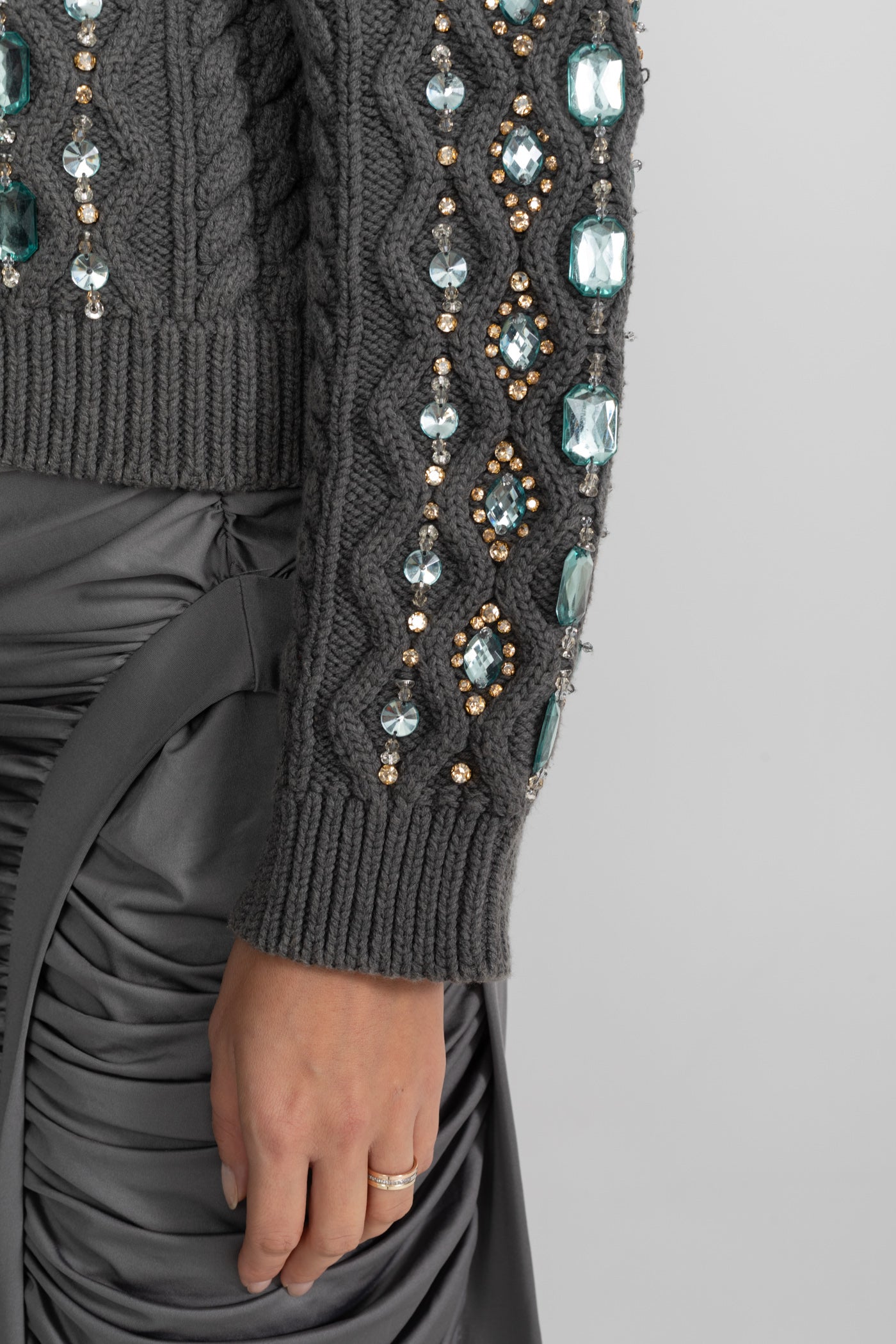 Verzierte Strickjacke mit Zopfmuster und Edelsteinverzierung – Anthrazitgrau
