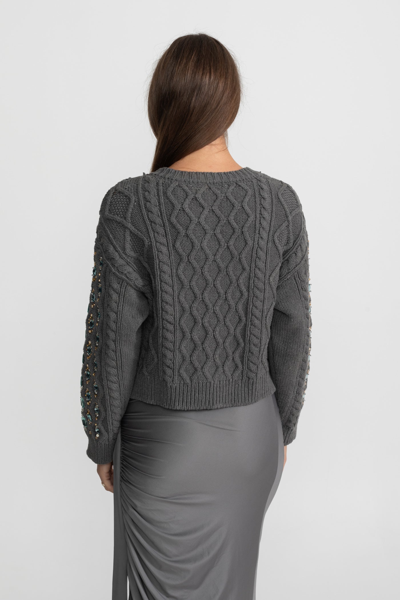 Verzierte Strickjacke mit Zopfmuster und Edelsteinverzierung – Anthrazitgrau