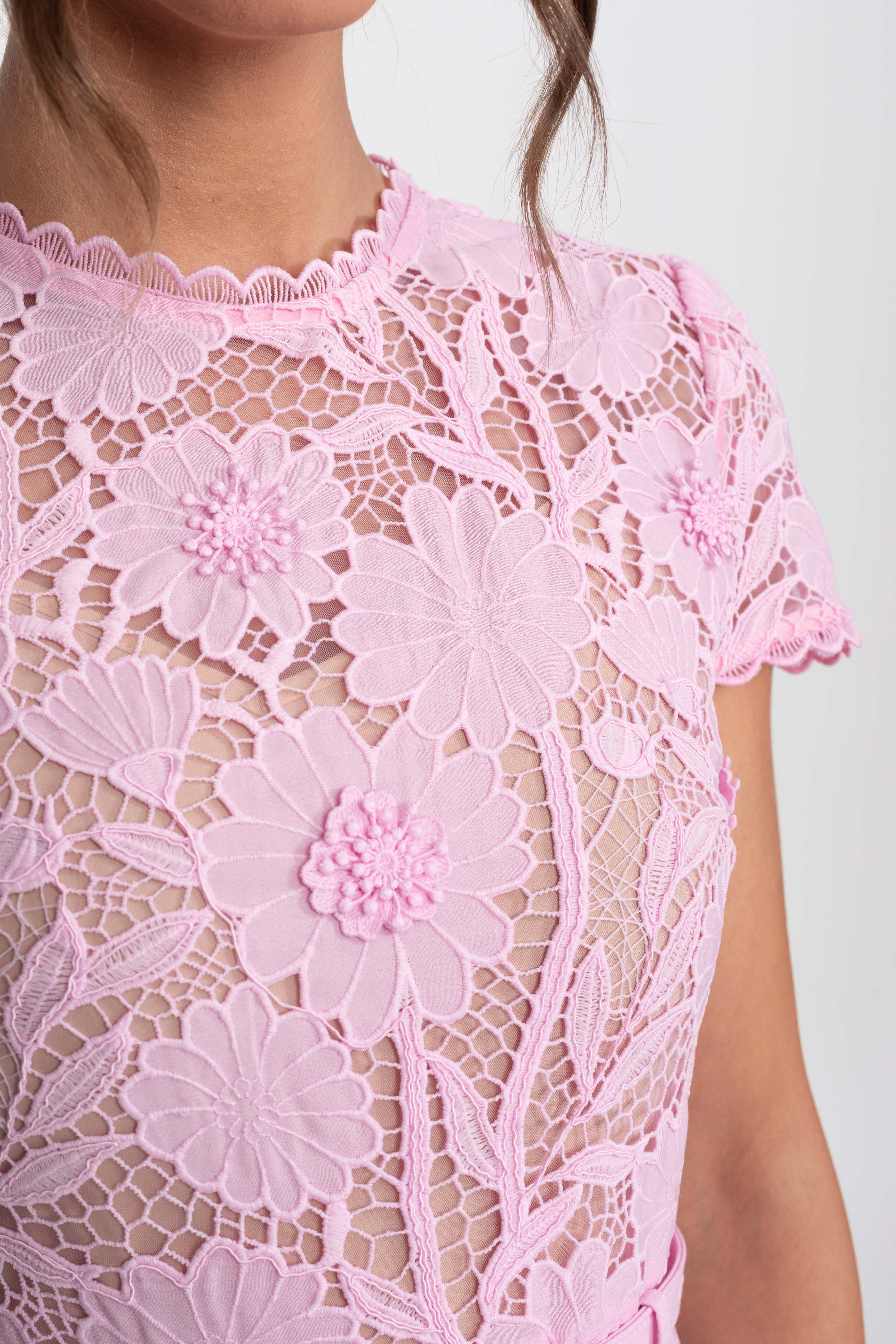 Geblümtes Spitzenkleid mit Gürtel und gewelltem Rundhalsausschnitt - Pink