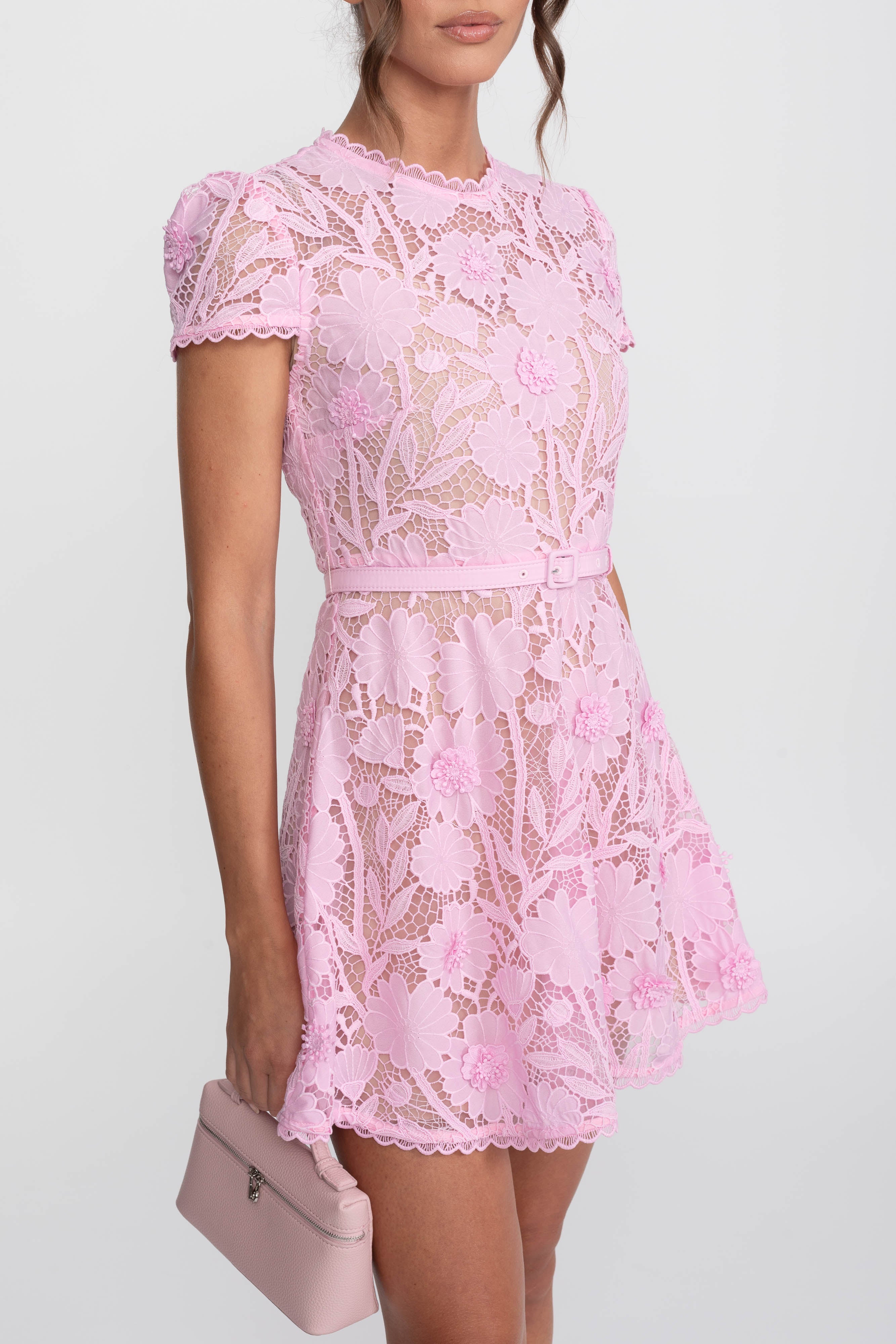 Geblümtes Spitzenkleid mit Gürtel und gewelltem Rundhalsausschnitt - Pink