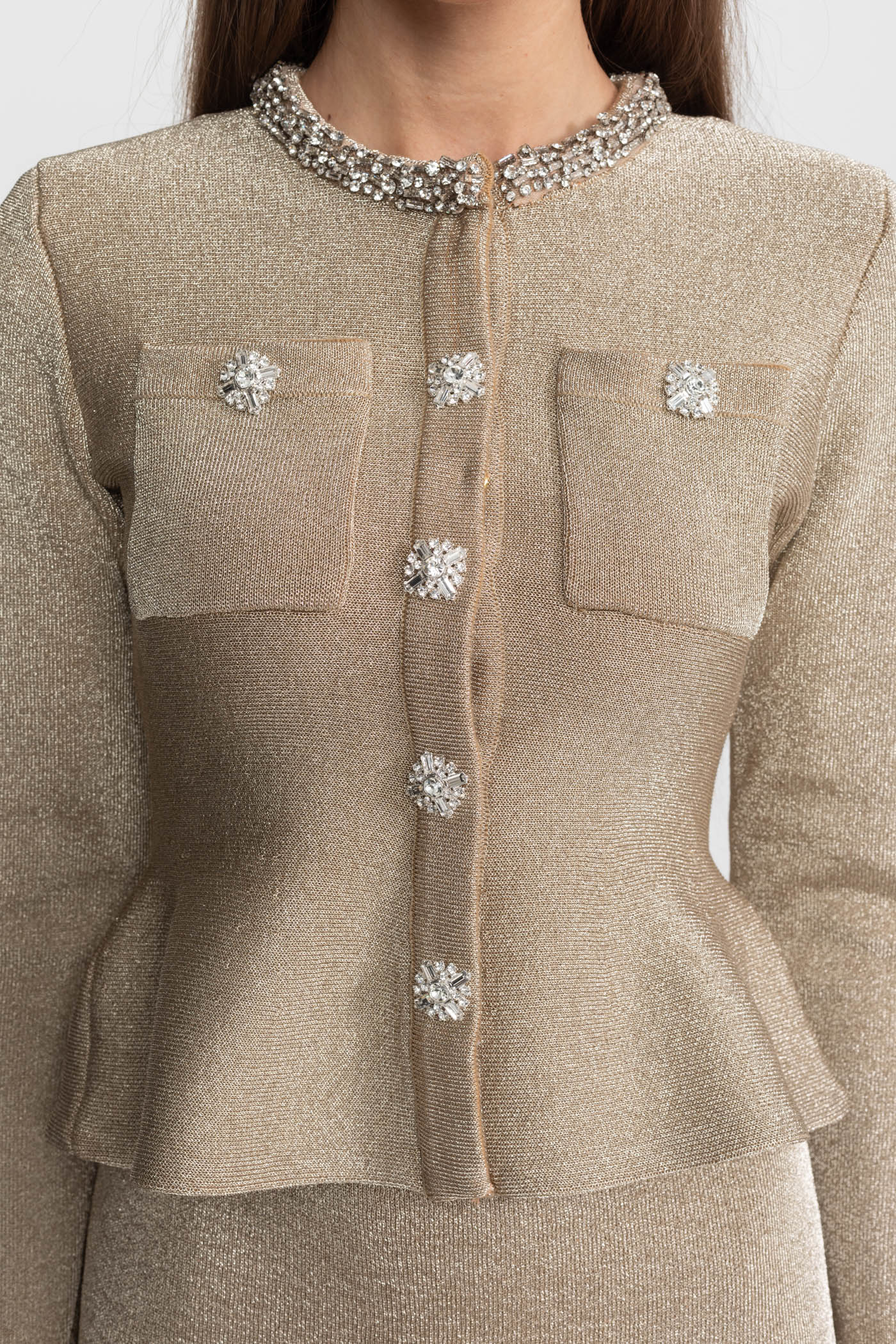 Schimmerndes Strickkleid mit Kristallknopf-Akzenten – Champagne