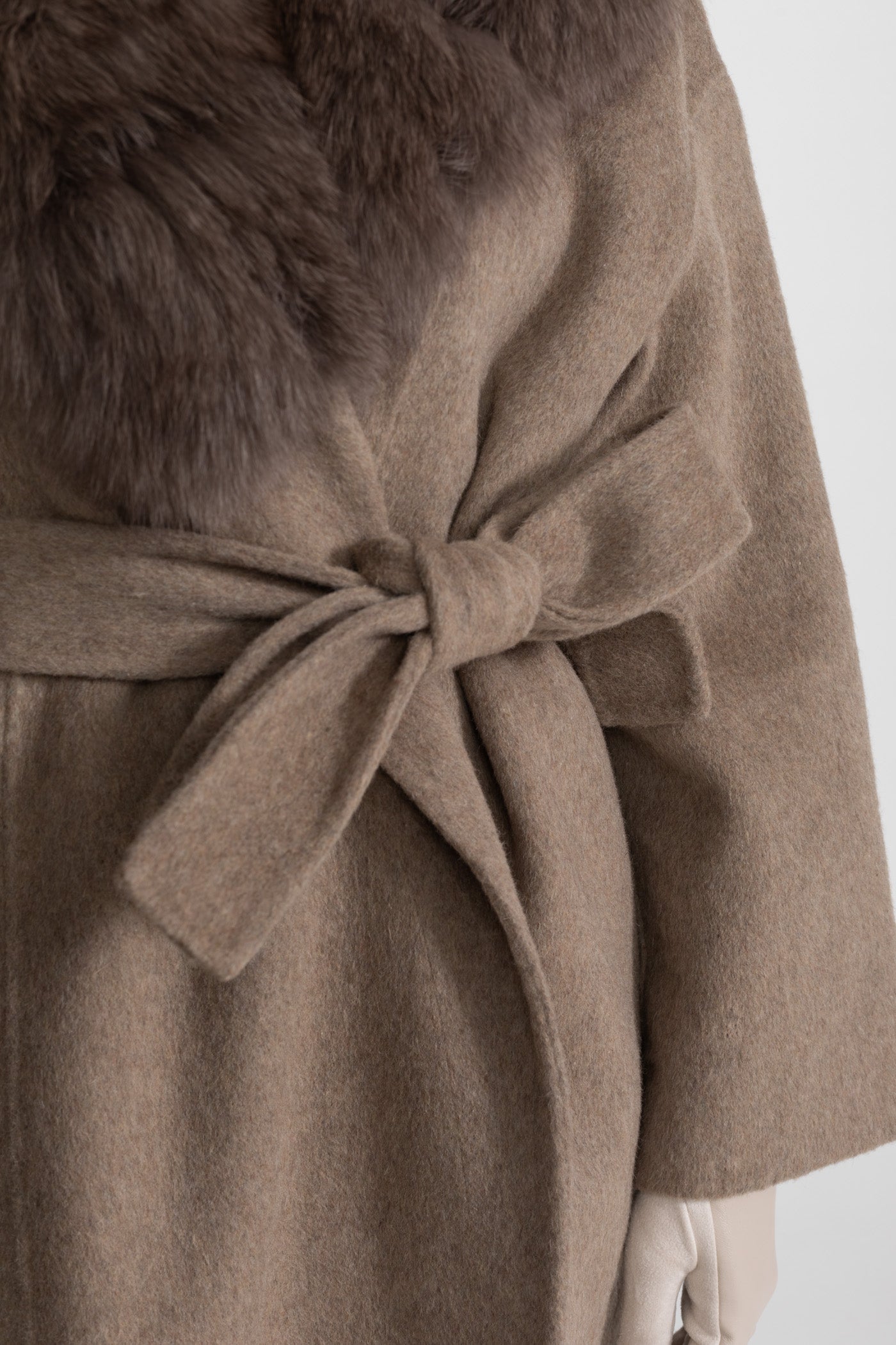 Wollmantel mit Fuchsfellkragen und Bindegürtel – Khaki