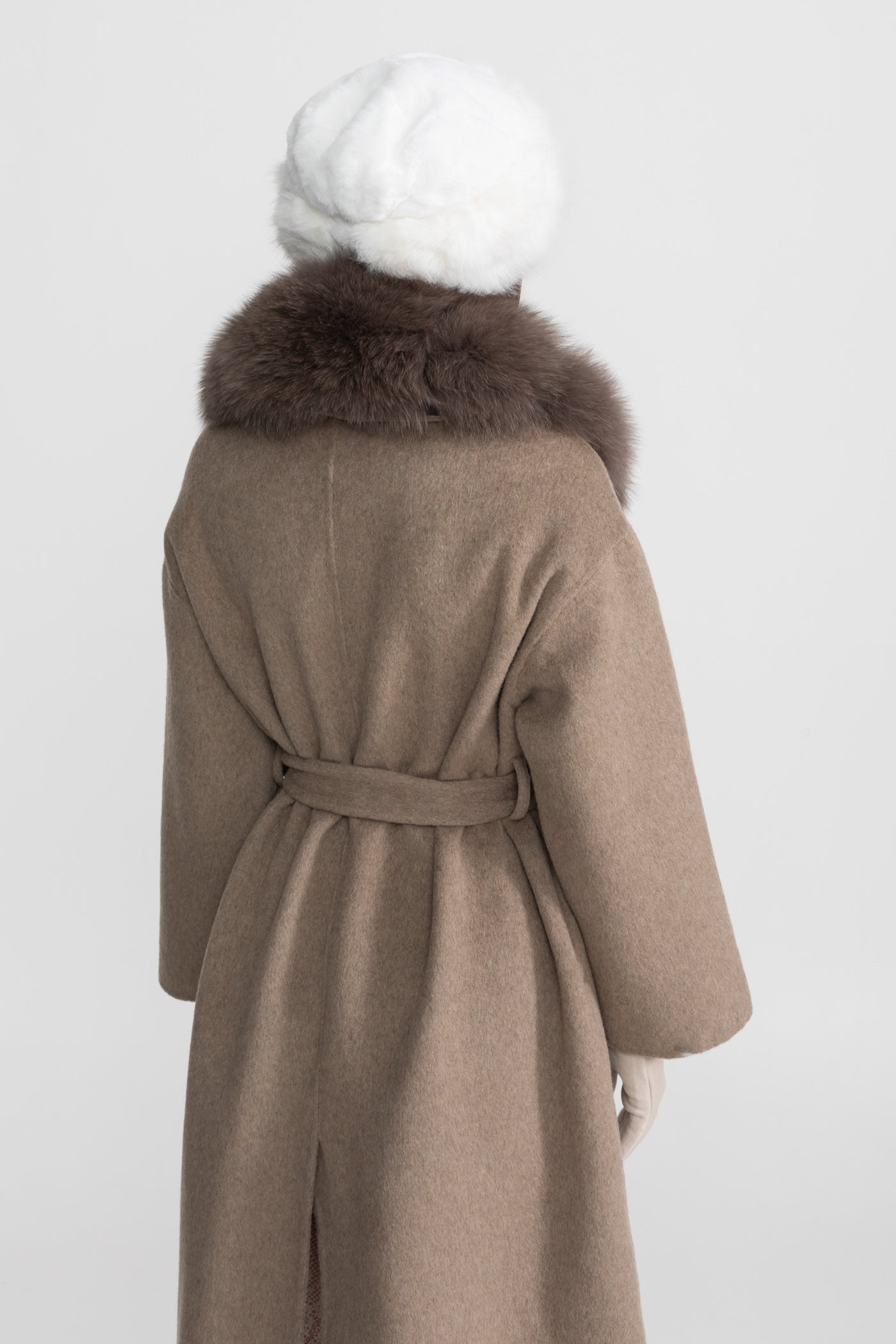 Wollmantel mit Fuchsfellkragen und Bindegürtel – Khaki