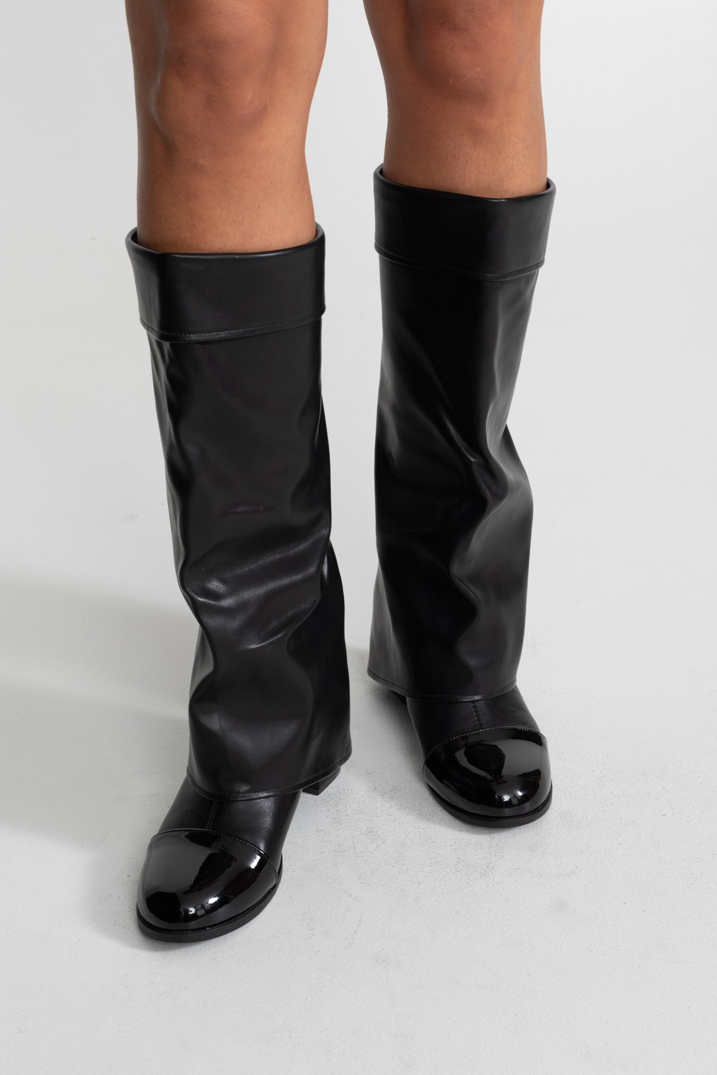 Gefaltete kniehohe Stiefel mit Lackkappen-Zehenpartie – Schwarz
