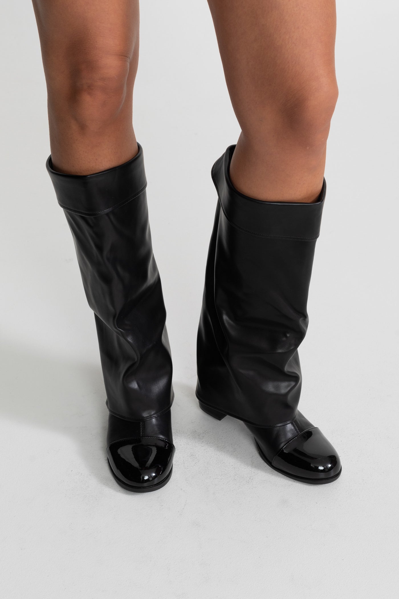 Gefaltete kniehohe Stiefel mit Lackkappen-Zehenpartie – Schwarz