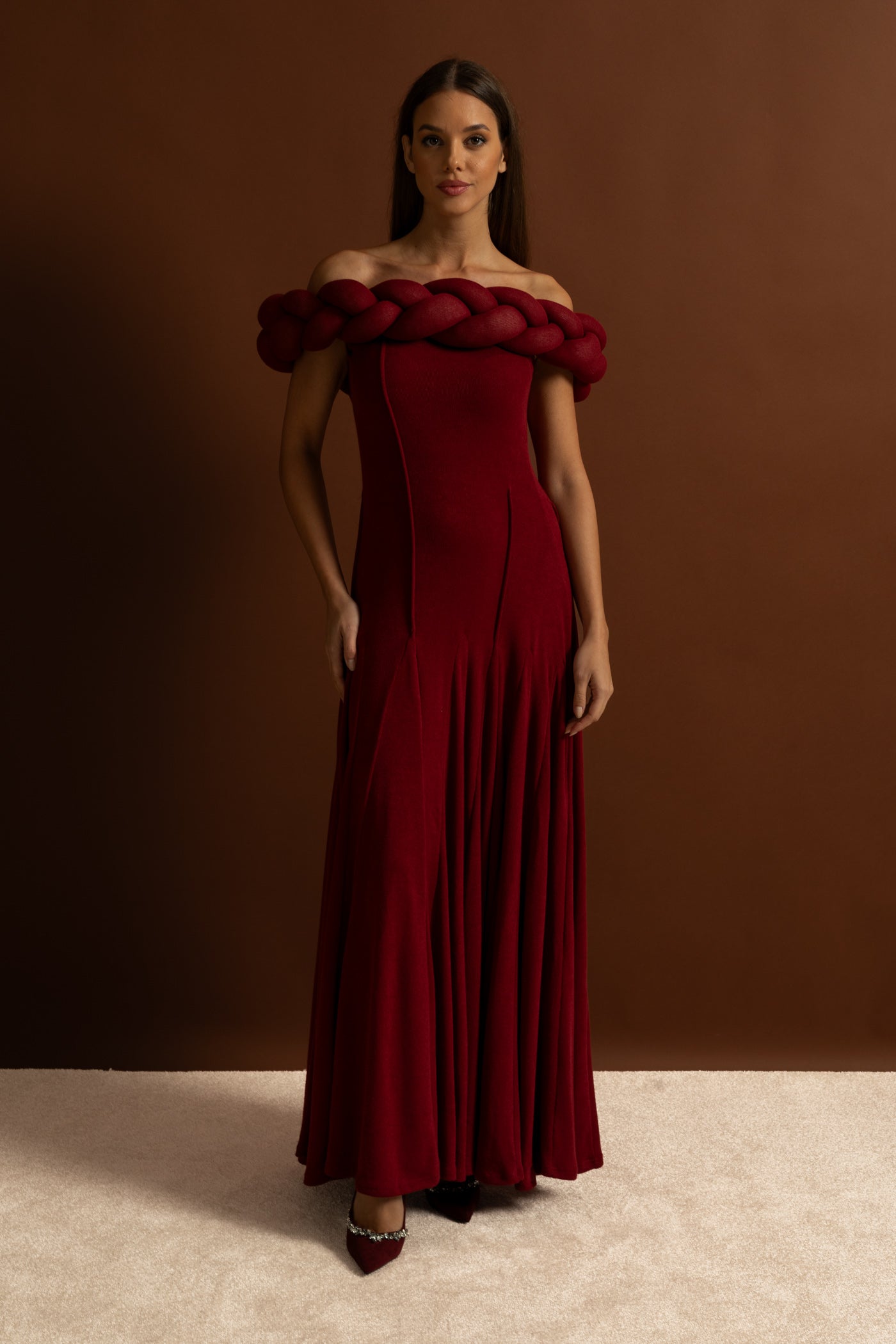 Maxikleid mit schulterfreiem, geflochtenem Ausschnitt – Tiefrot