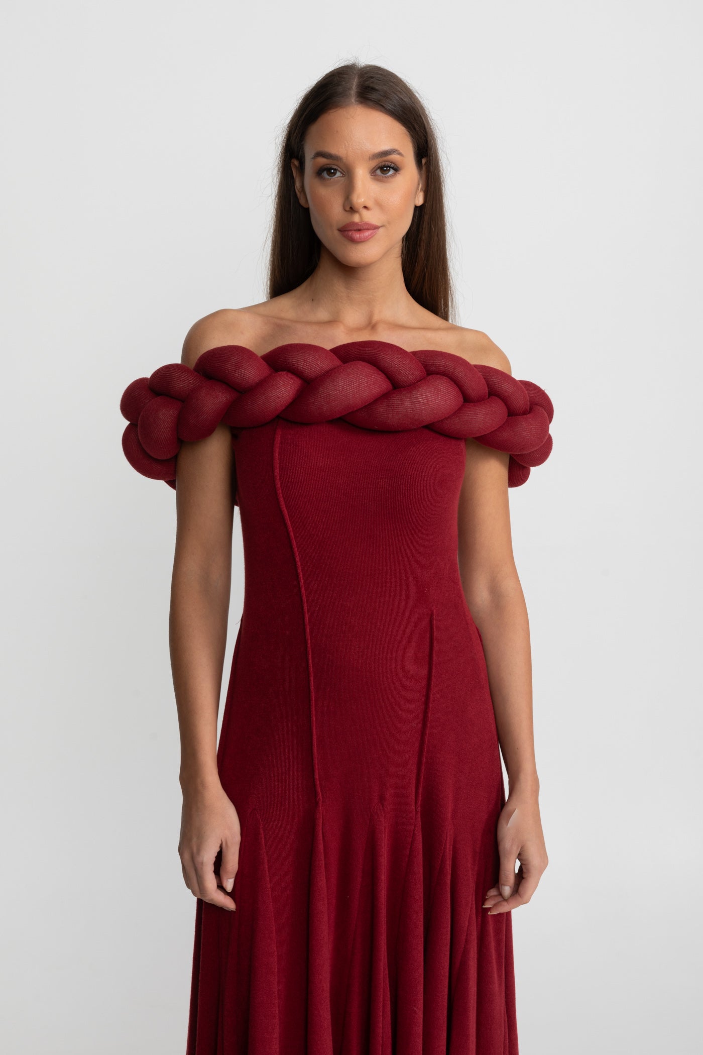 Maxikleid mit schulterfreiem, geflochtenem Ausschnitt – Tiefrot