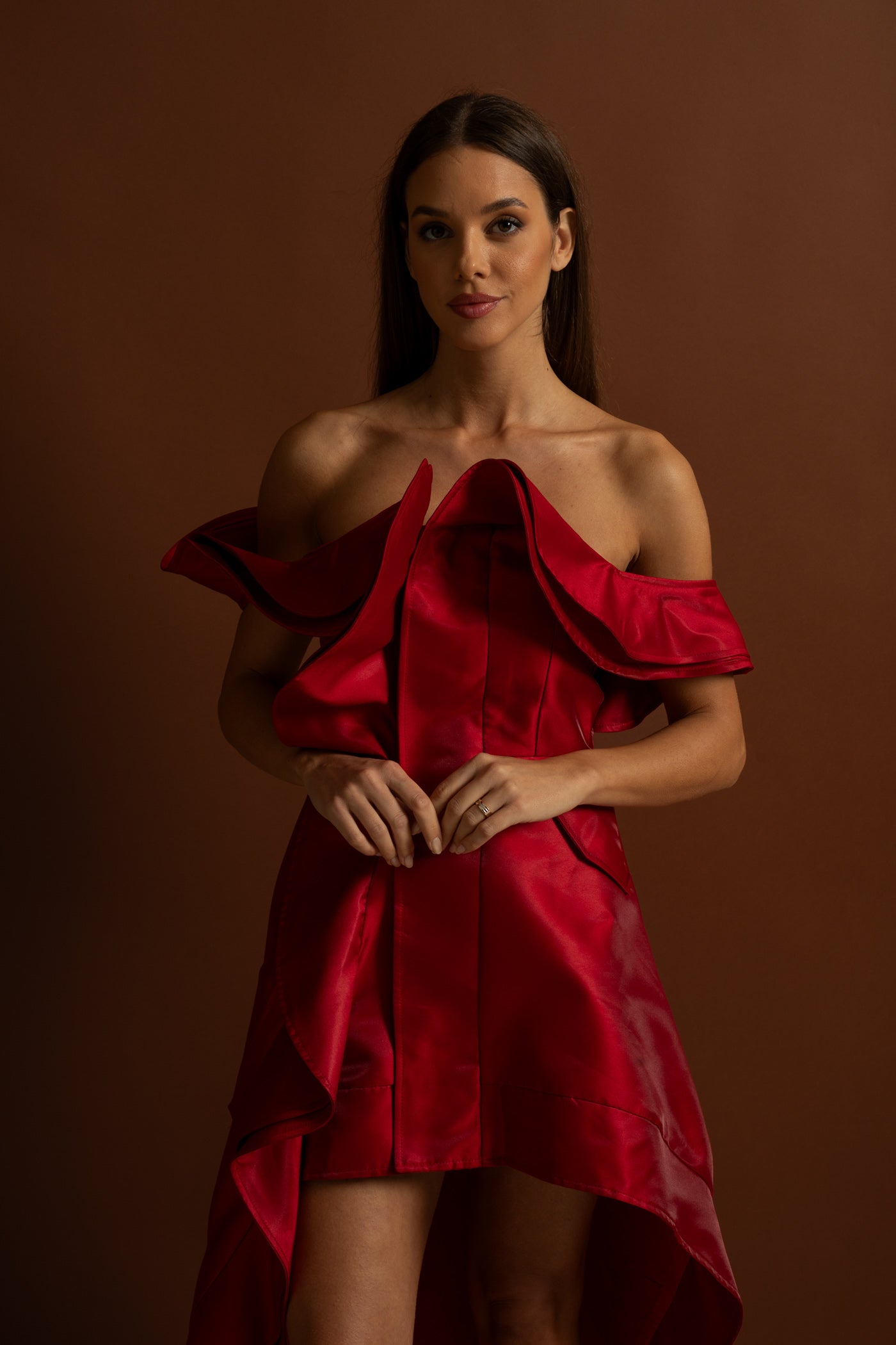 Schulterfreies, gerafftes Satin-Kleid mit High-Low-Saum – Karmesinrot