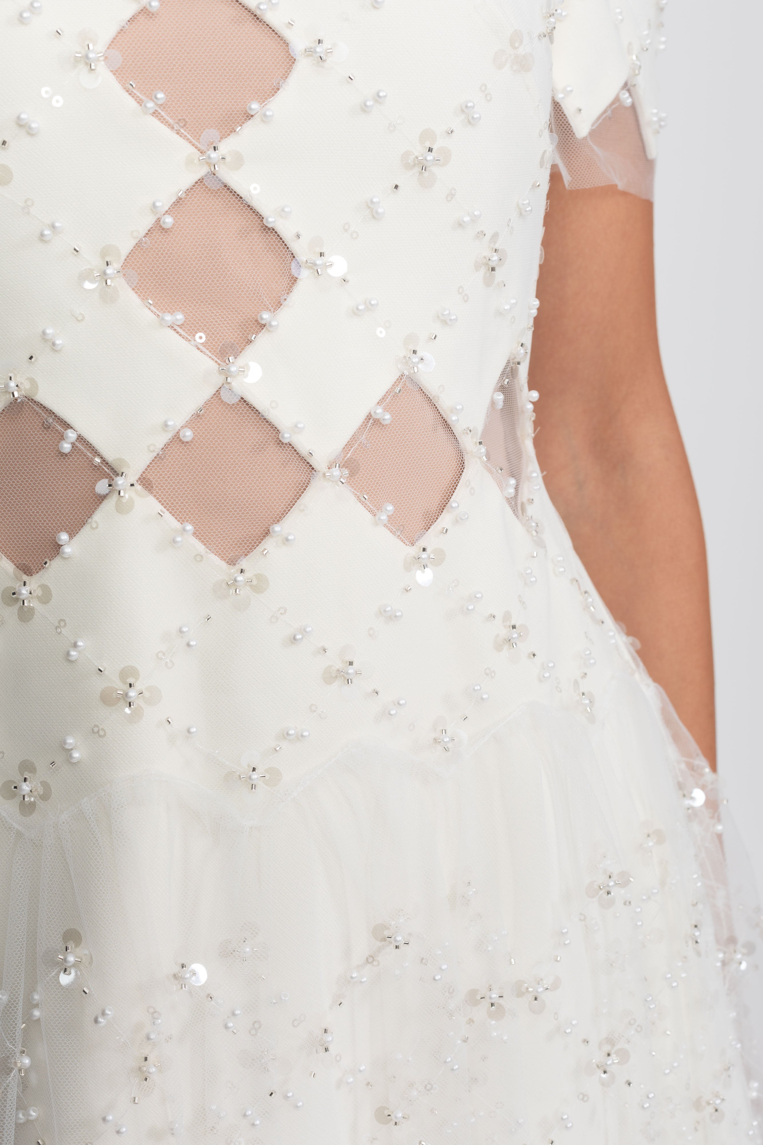 Diamond Cut-Out Beaded Dress mit Perlenbesatz - Weiß