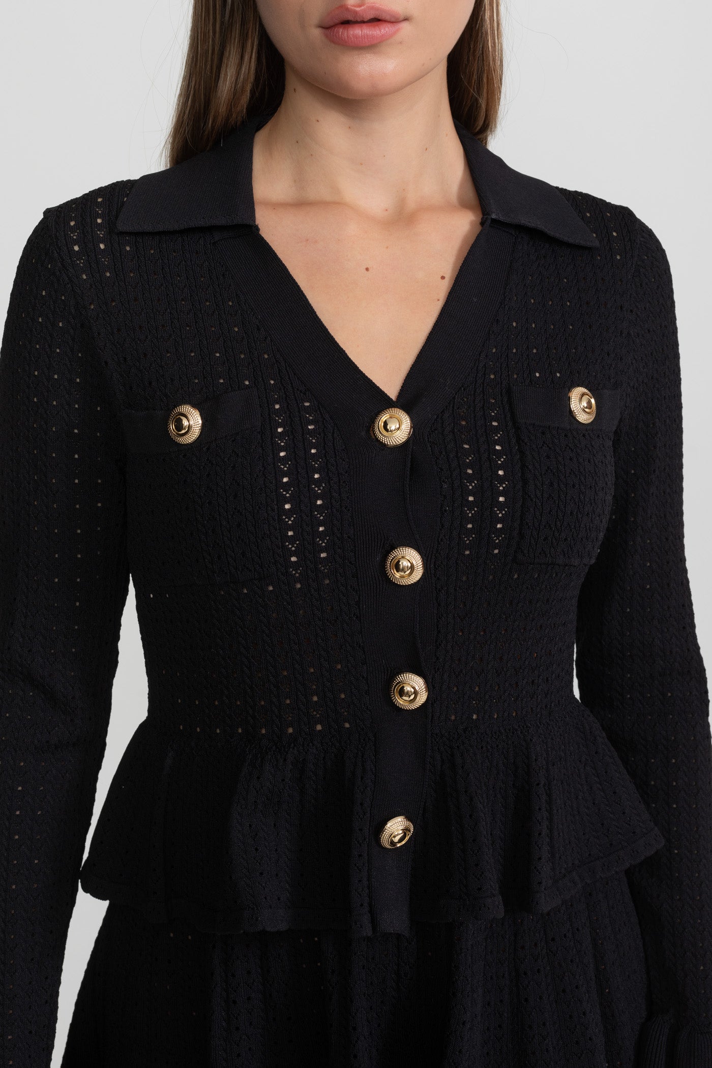 Strick-Minikleid mit Peplum-Taille und goldenen Knopfdetails - Schwarz