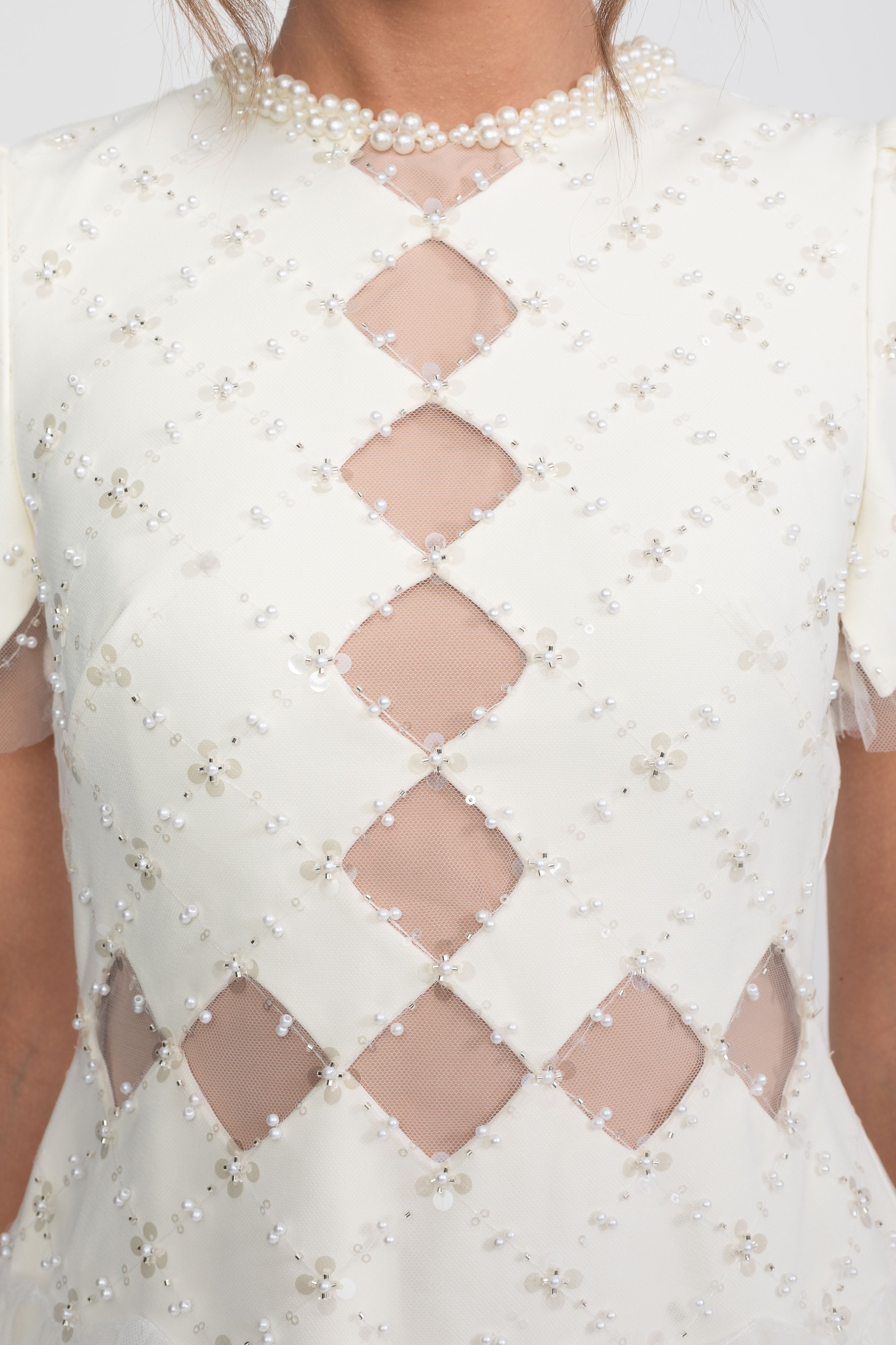 Diamond Cut-Out Beaded Dress mit Perlenbesatz - Weiß