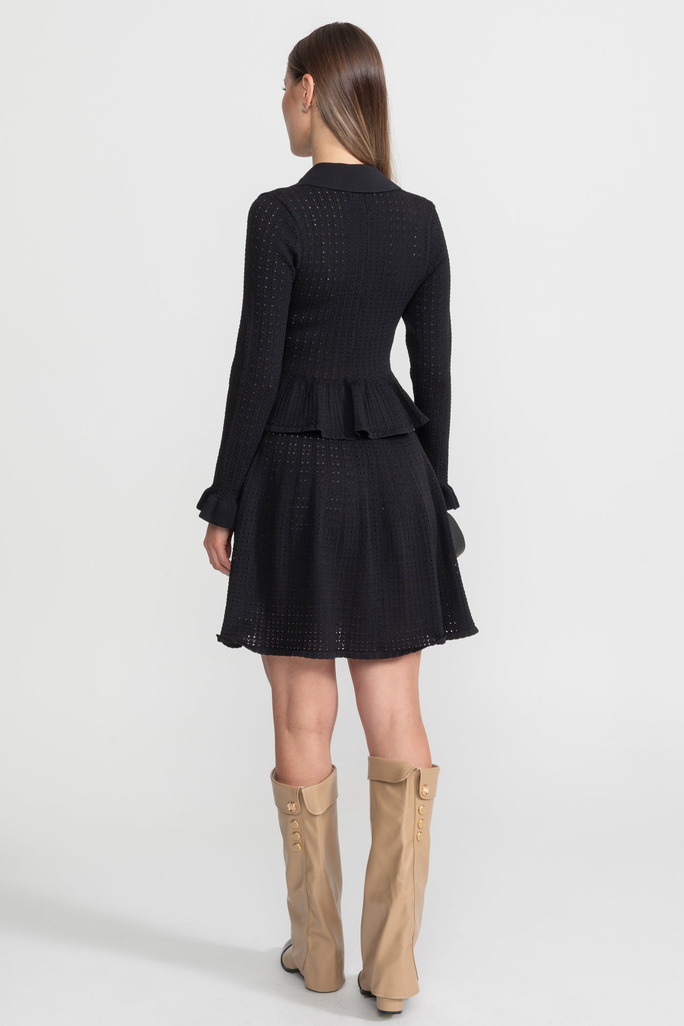 Strick-Minikleid mit Peplum-Taille und goldenen Knopfdetails - Schwarz