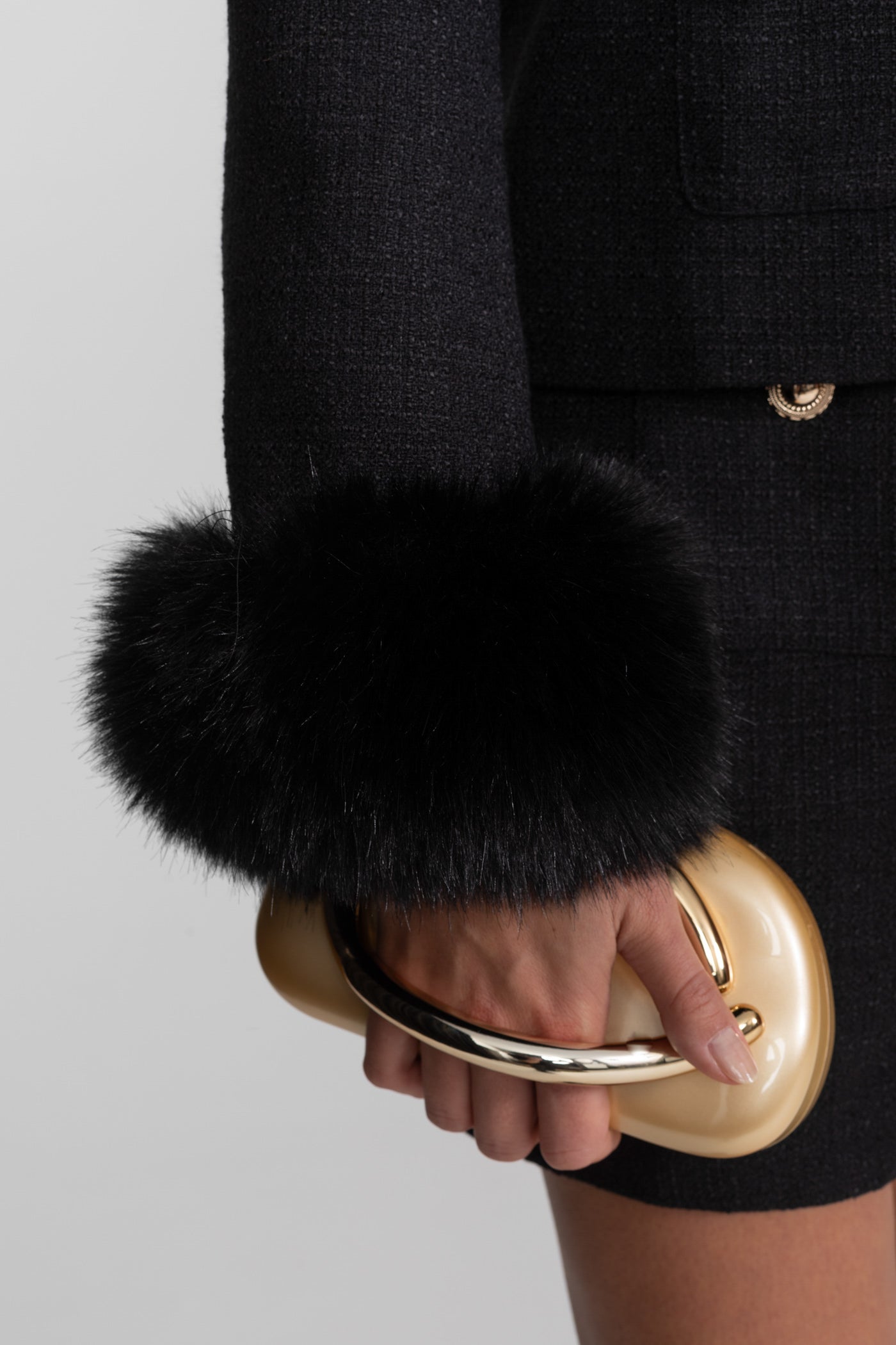 Tweed-Blazer mit Kunstpelzmanschetten und goldenen Knöpfen – Schwarz