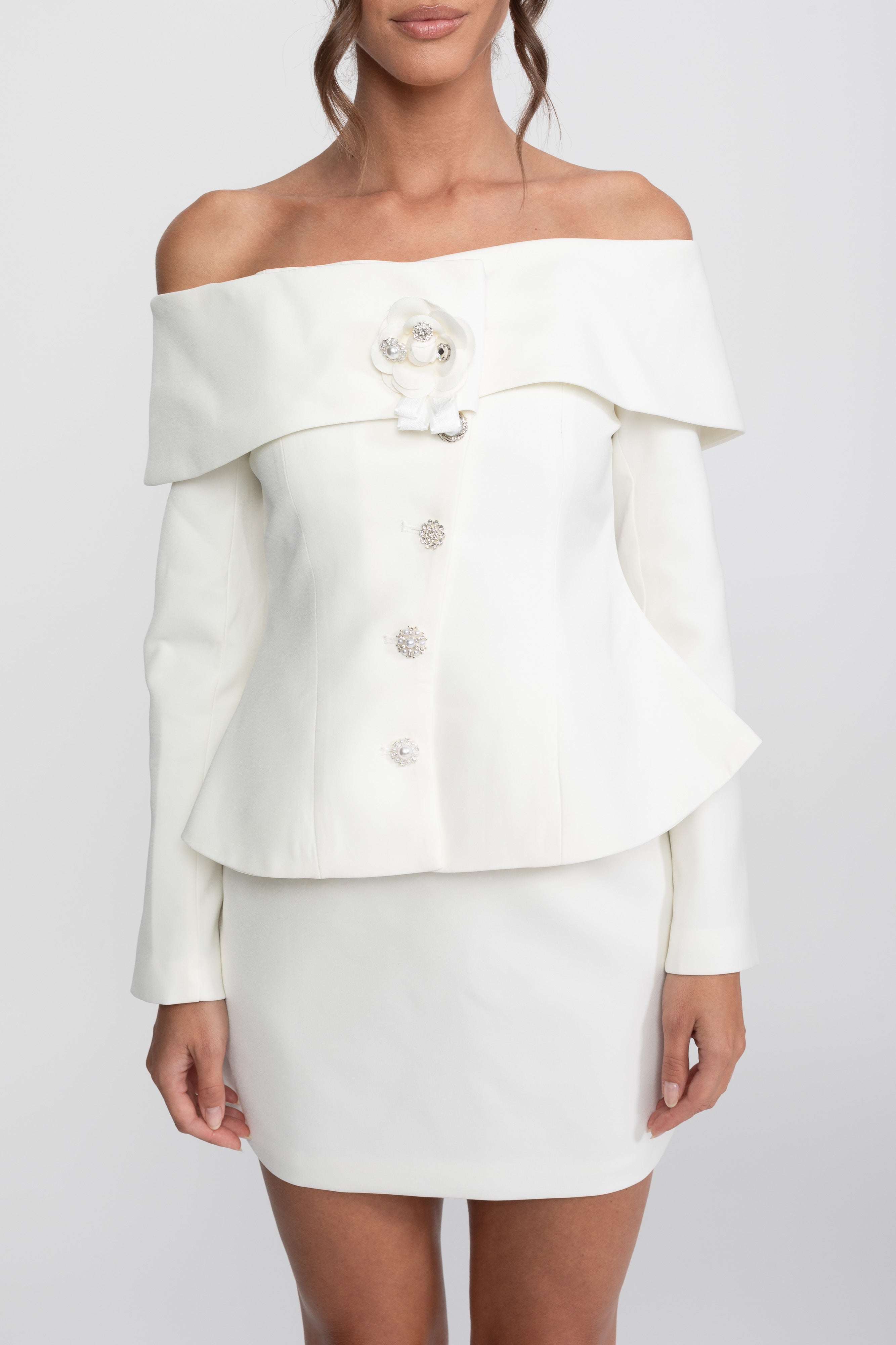 Elegantes Co-ord-Set mit schulterfreiem Peplum-Top und Minirock - Weiß