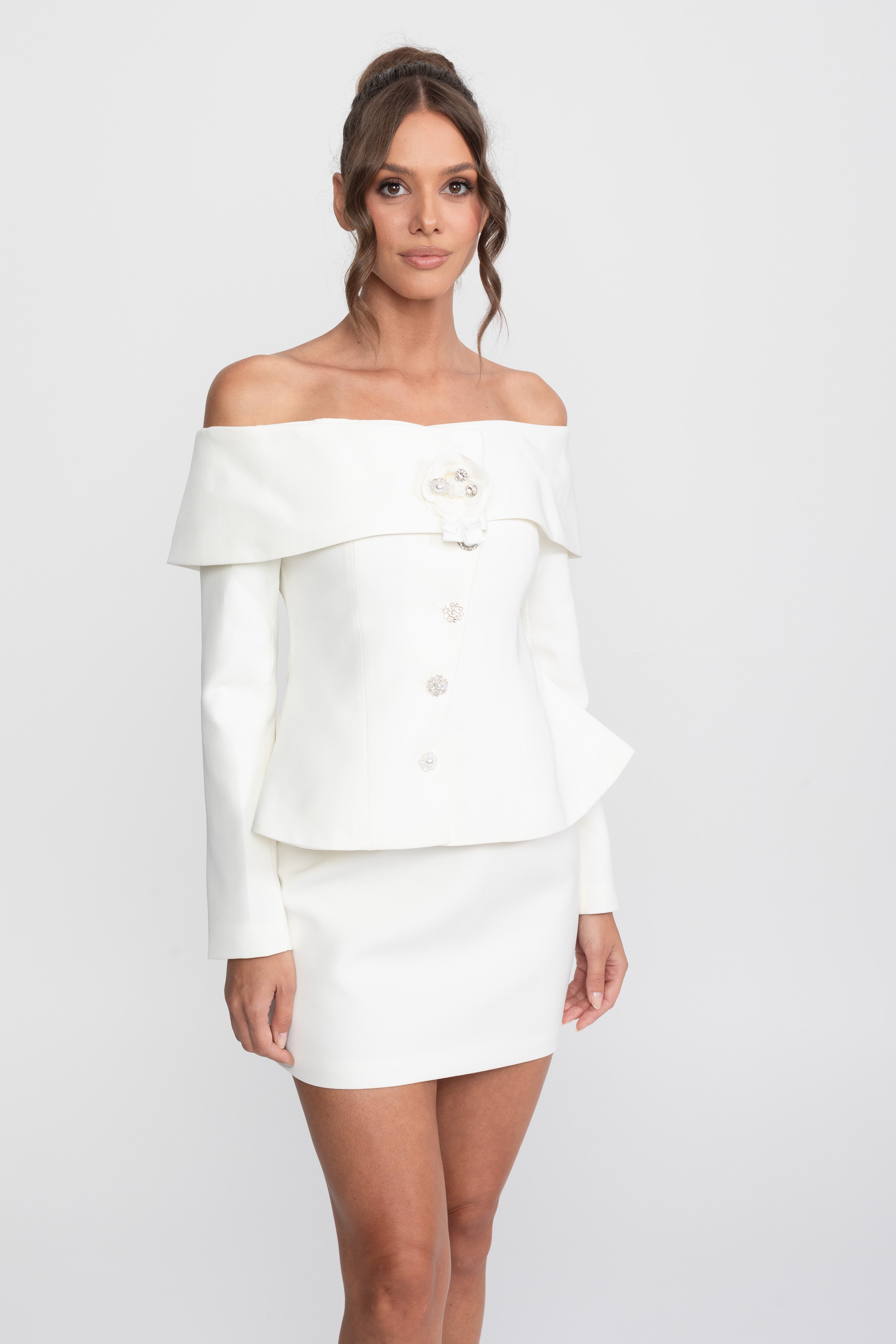Elegantes Co-ord-Set mit schulterfreiem Peplum-Top und Minirock - Weiß