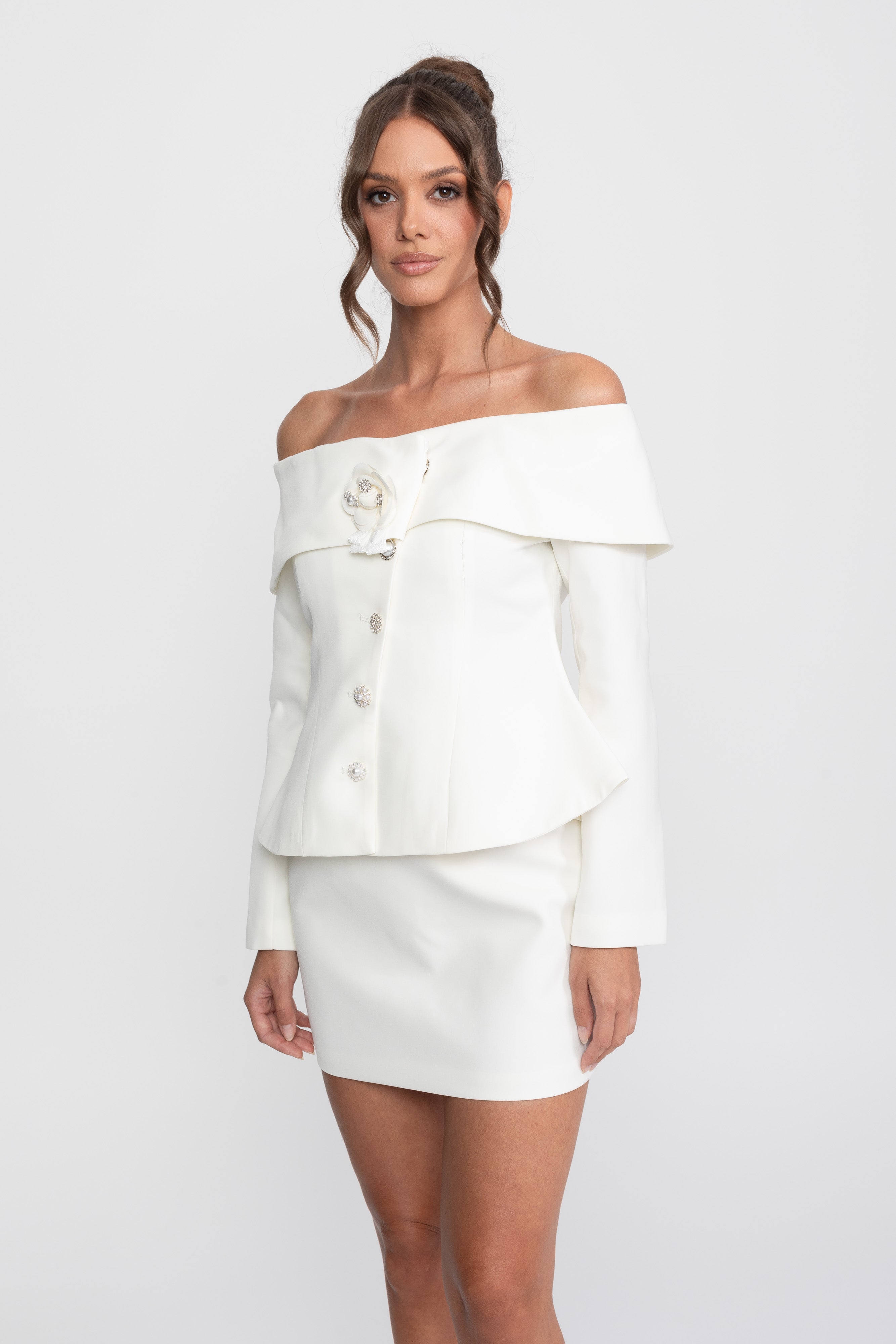 Elegantes Co-ord-Set mit schulterfreiem Peplum-Top und Minirock - Weiß