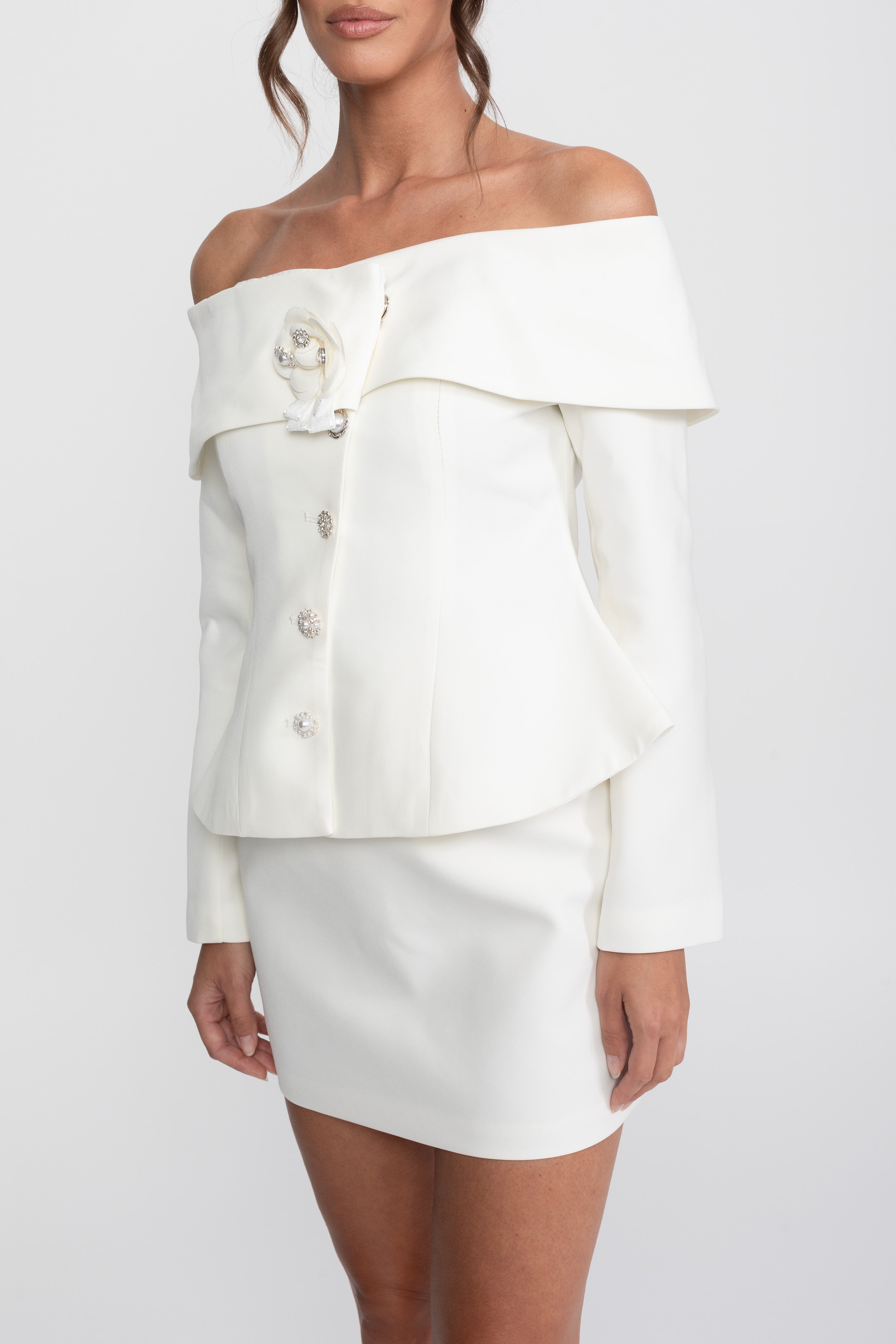 Elegantes Co-ord-Set mit schulterfreiem Peplum-Top und Minirock - Weiß