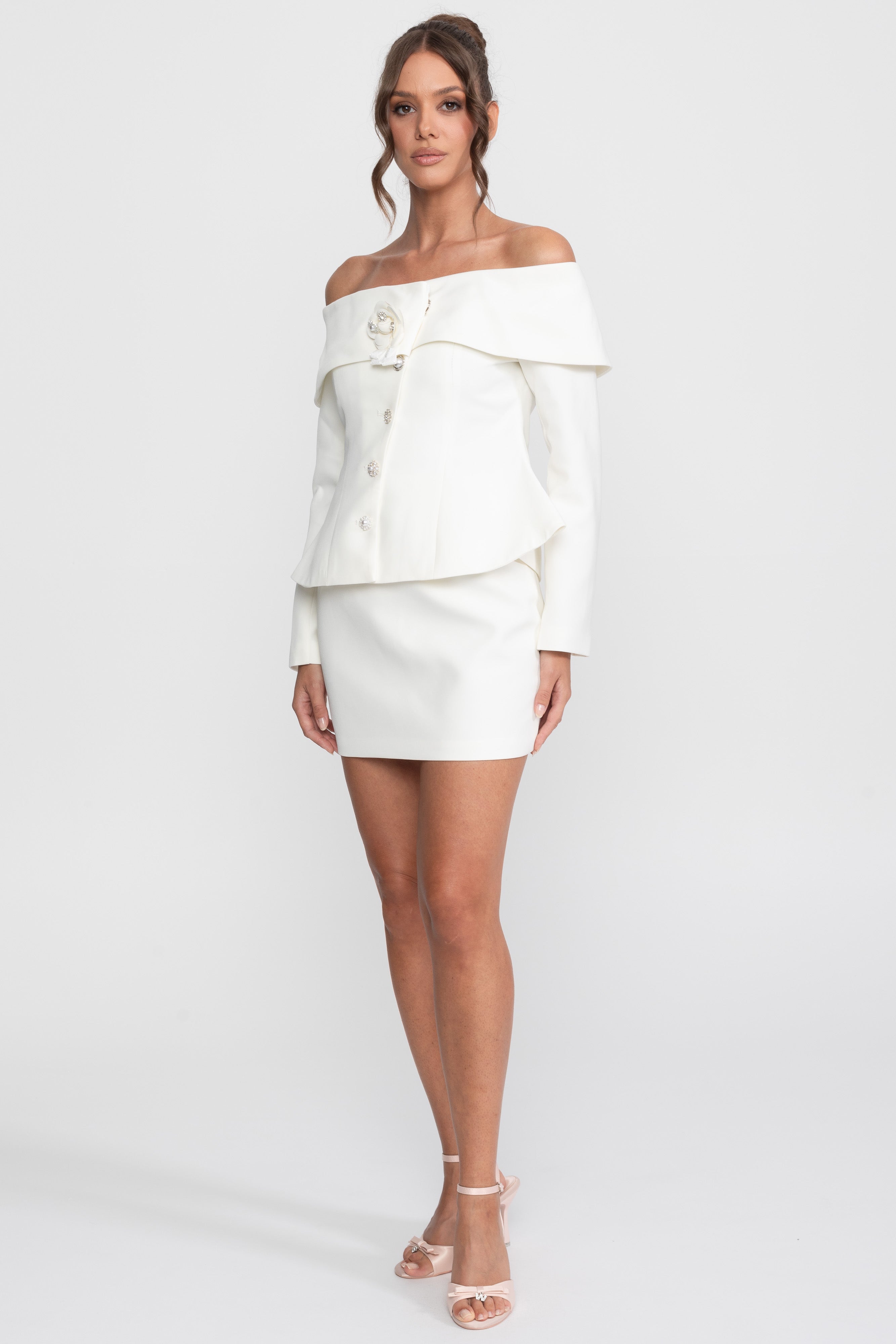 Elegantes Co-ord-Set mit schulterfreiem Peplum-Top und Minirock - Weiß