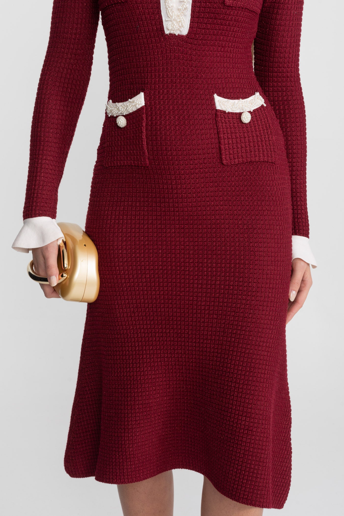 Texturiertes Midikleid mit kontrastierendem besticktem Saum – Burgunderrot
