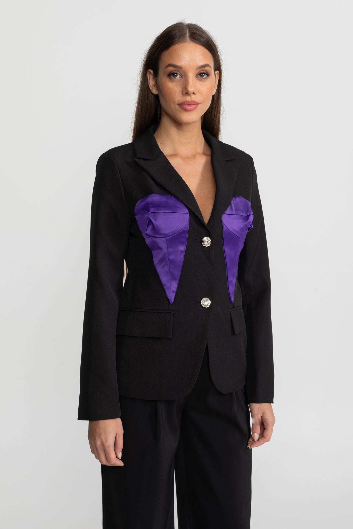 Maßgeschneiderter Satin-Blazer mit kontrastierenden Brustpaneelen – Schwarz & Lila