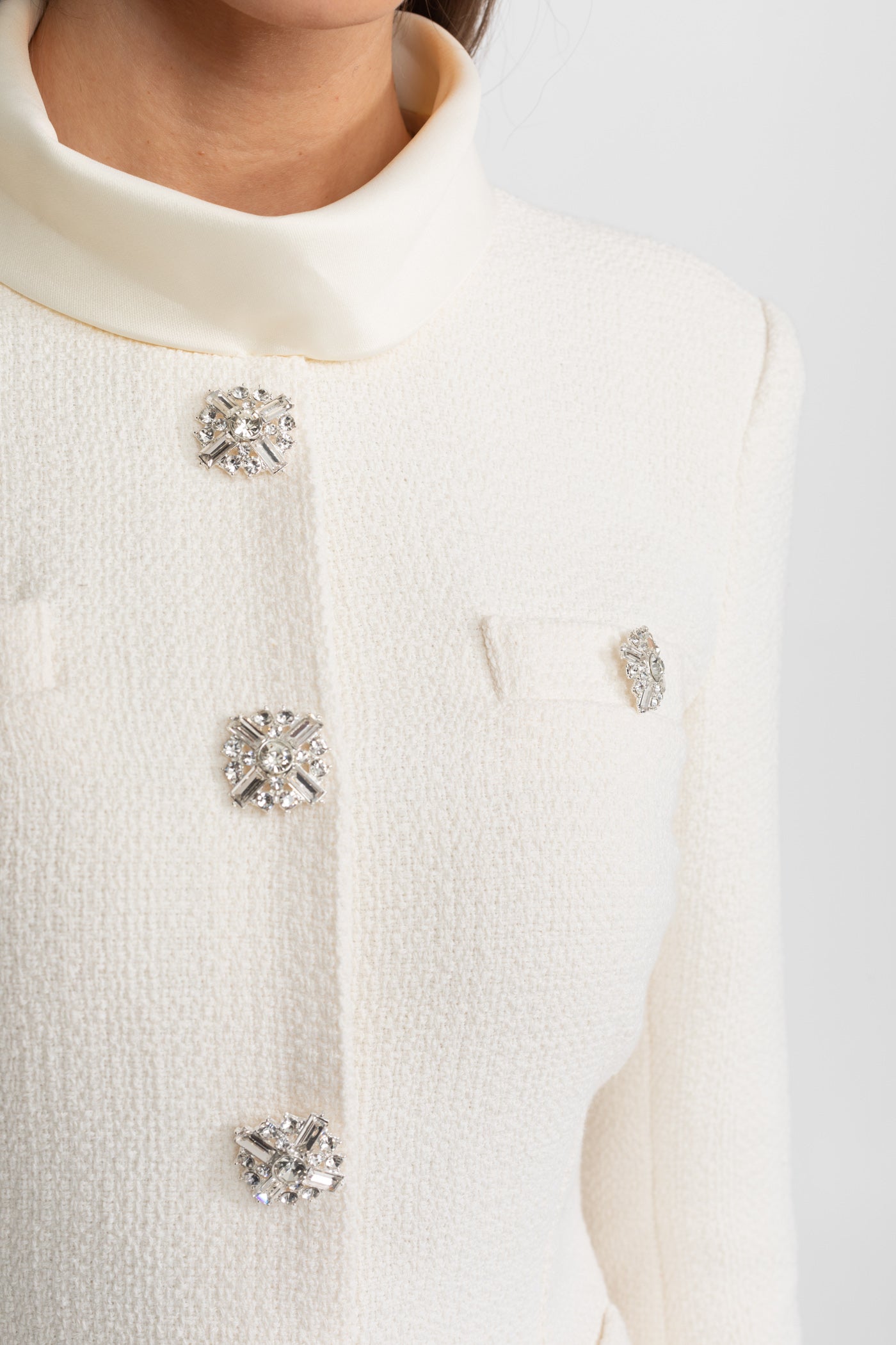 Texturiertes Mini-Kleid mit Kristallknopf-Verzierungen – Ivoire