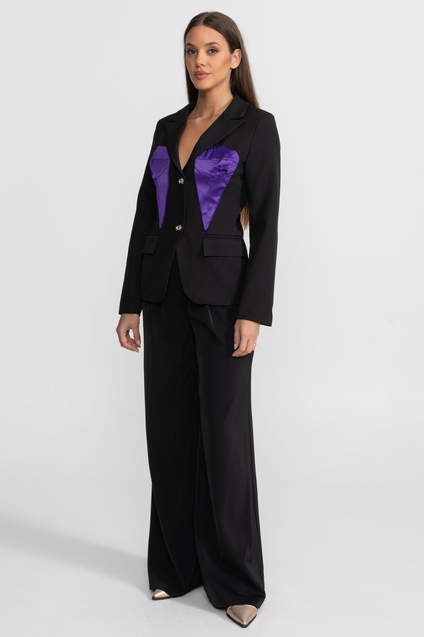 Maßgeschneiderter Satin-Blazer mit kontrastierenden Brustpaneelen – Schwarz & Lila