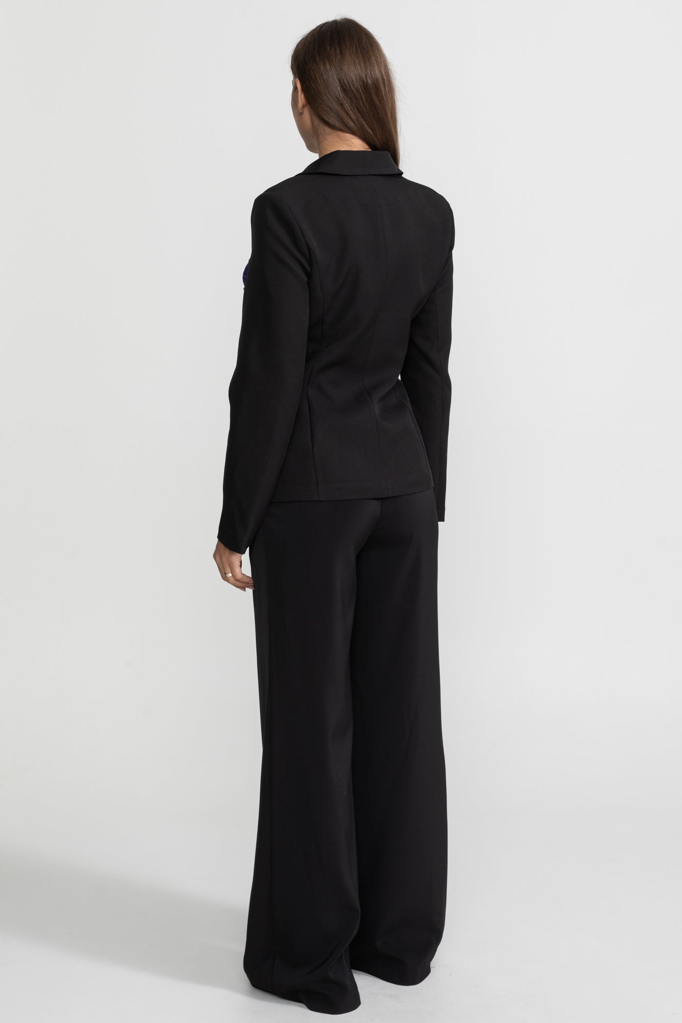 Maßgeschneiderter Satin-Blazer mit kontrastierenden Brustpaneelen – Schwarz & Lila