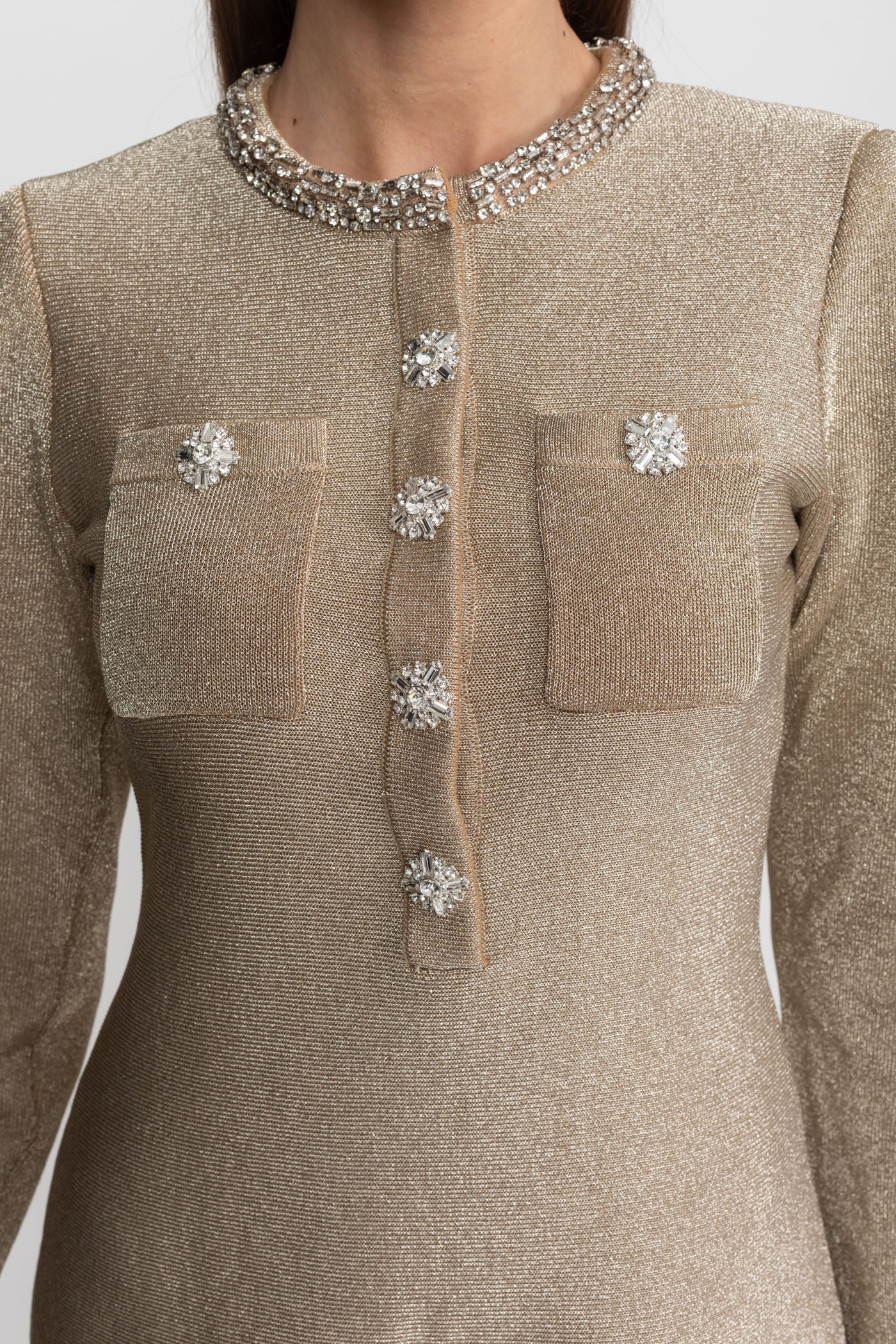 Schimmerndes Mini-Kleid mit Kristallknopf-Verzierungen – Champagne