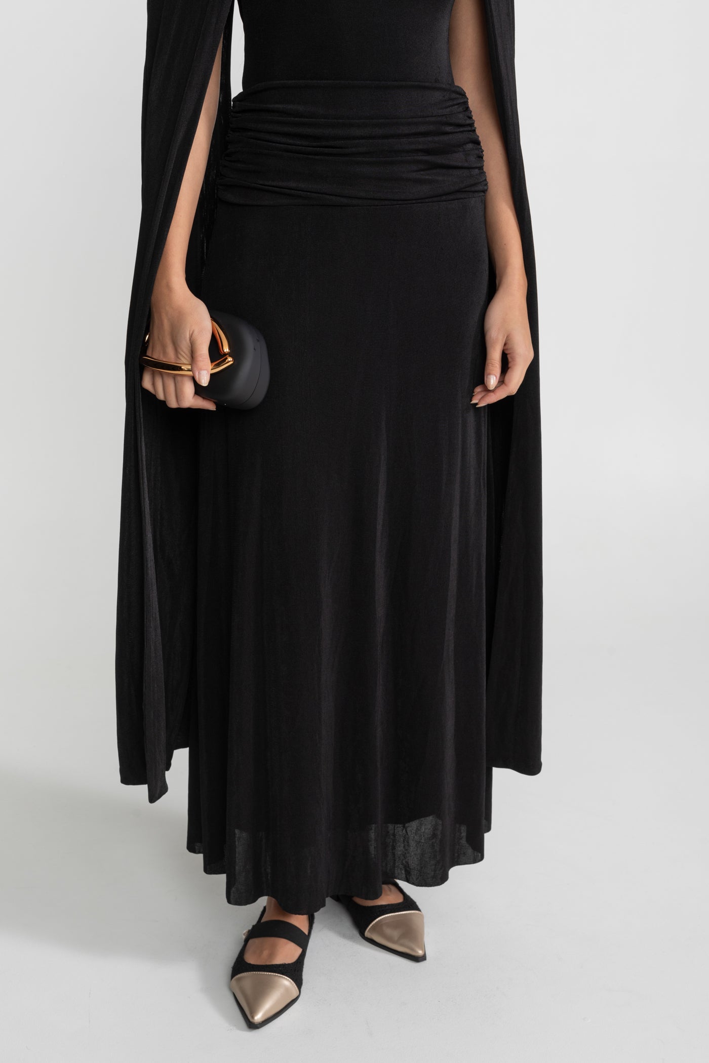 Maxikleid mit Cape-Drapierung und geraffter Taille – Schwarz