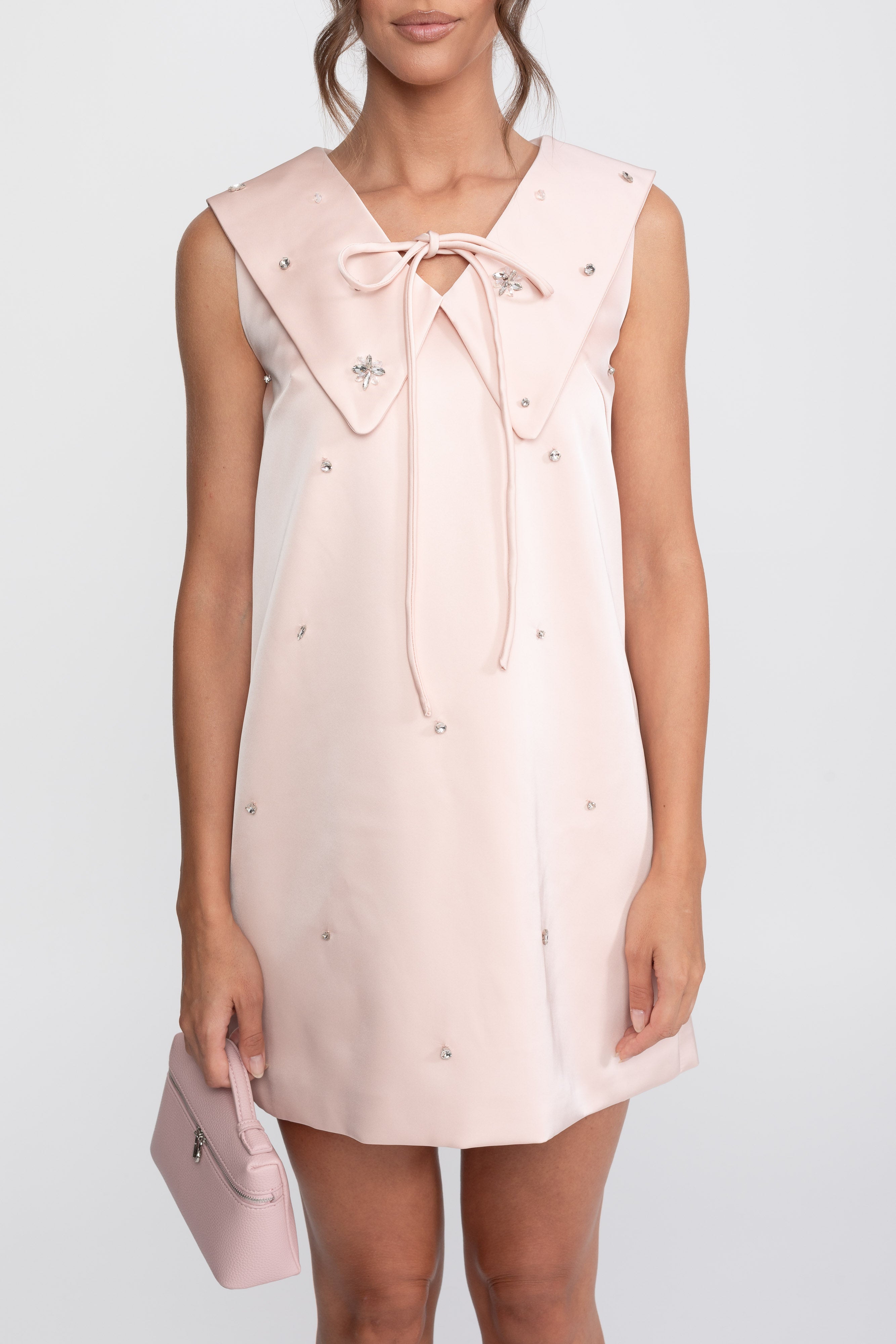 Satin-Minikleid mit Matrosenkragen und Bindehals - Pink